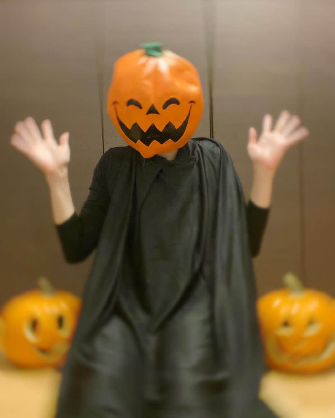 香里奈さんのインスタグラム写真 - (香里奈Instagram)「🎃Happy Halloween🎃  Have a nice weekend ✨  #香里奈 #karina #halloween  #2020 #🎃 #toypoodle」10月31日 22時25分 - karina_official_221