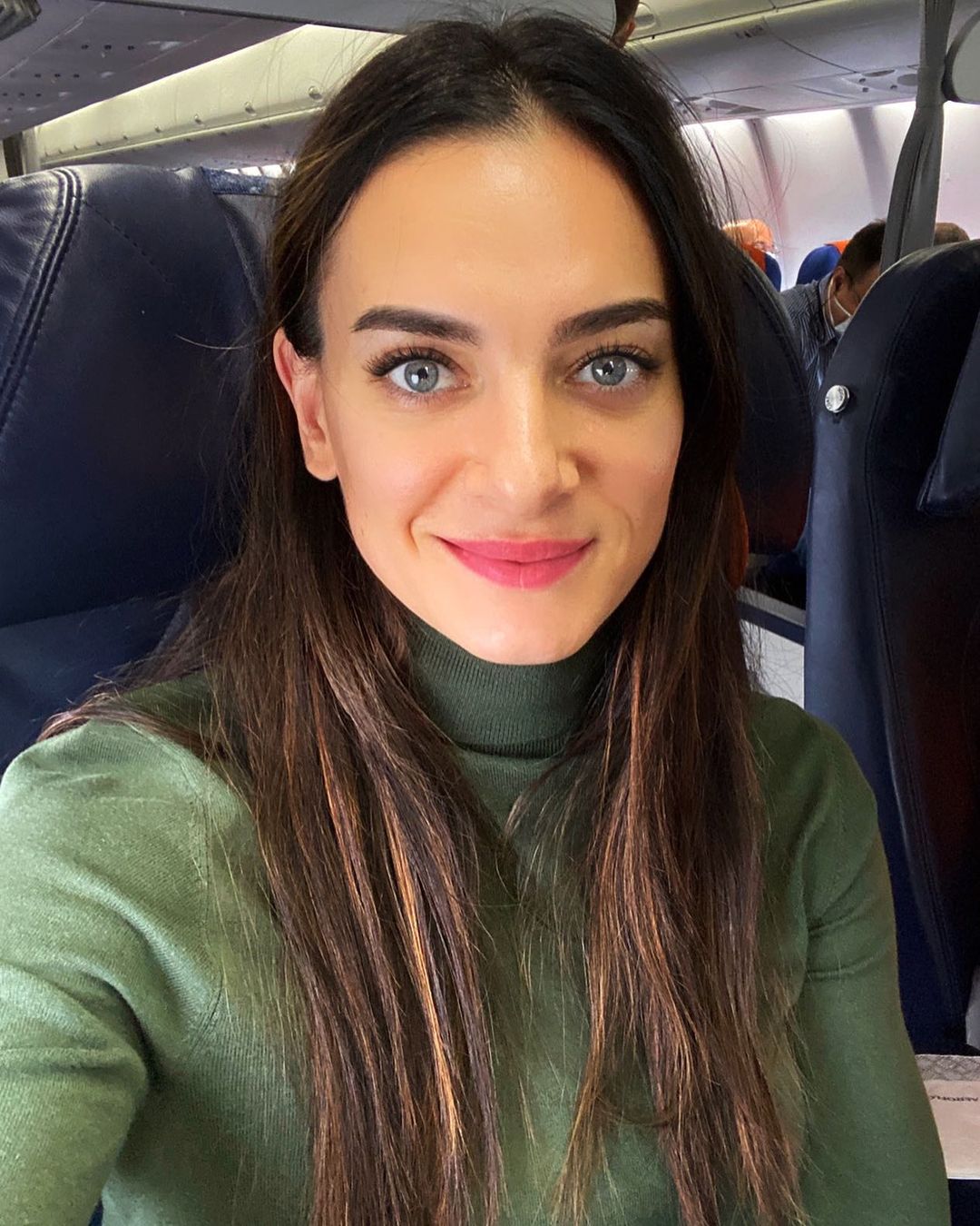 エレーナ・イシンバエワのインスタグラム：「Может быть сегодня, наши с вами мнения совпадут 🙈. В 17:30 по @1tv жду вас на @ice_1tv. Во время просмотра, можем обсудить каждую пару и обменятся мнениями в комментариях. Приветствуется конструктив и здравый смысл, грязь и оскорбительный контент оставьте при себе. ☝🏻 ⠀ Я за судейским столиком, вы у экранов ТВ...☝🏻😌 ⠀ Maybe today, our opinions will coincide with yours. At 17: 30 on @1tv, I'll be waiting for you on @ice_1tv. During viewing, we can discuss each pair and exchange opinions in the comments. Constructive and common sense are welcome, keep dirt and offensive content to yourself. ☝🏻 ⠀ I'm at the judges ' table, you're at the TV screens ☝🏻😌」