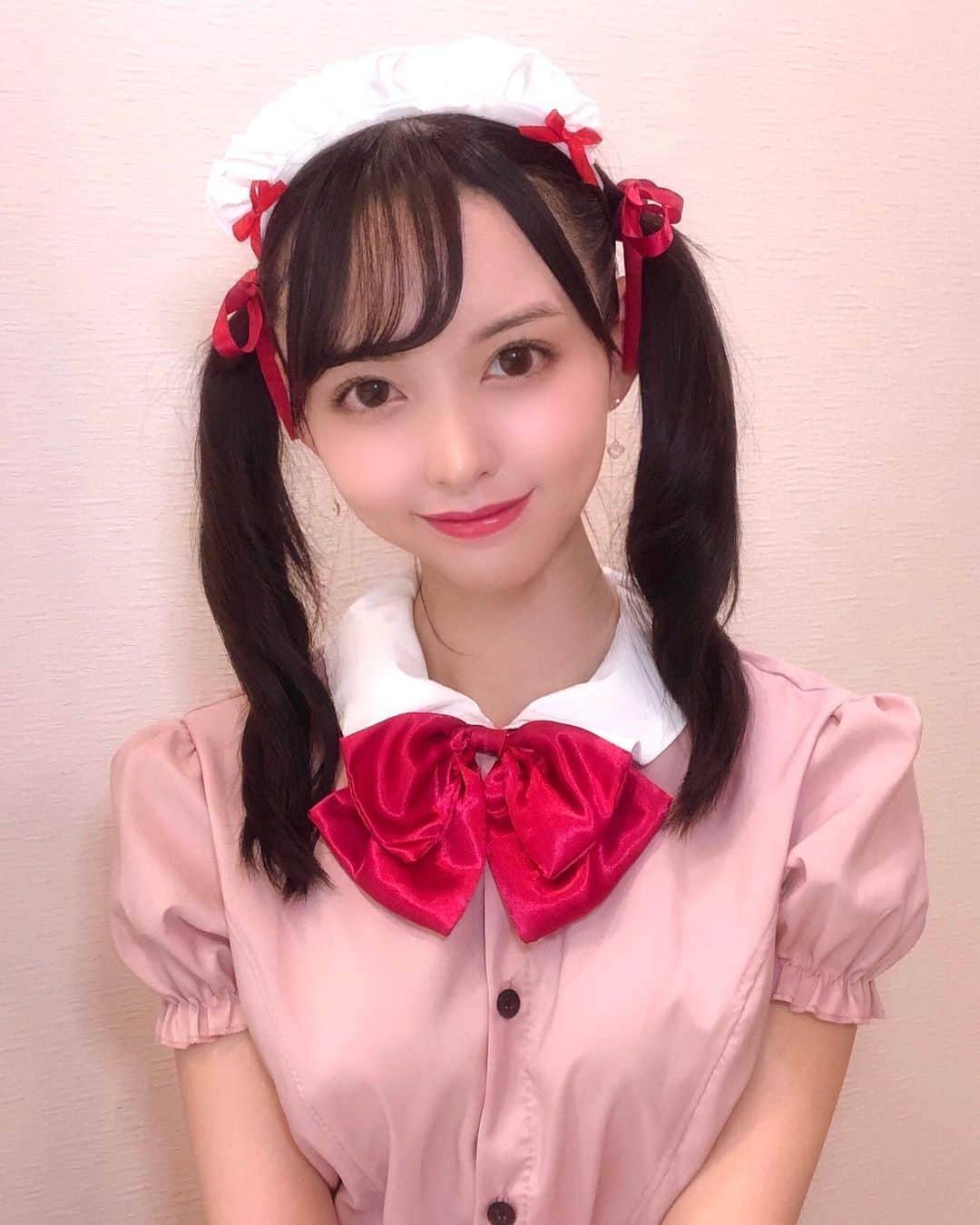 村西里世のインスタグラム：「🍬🎃HAPPY HALLOWEEN👻🍭  今年はメイドさんになりました🎀  「お帰りなさいませ、ご主人様❤️️」  #メイド #メイド服 #happyhalloween #halloween #halloween2020 #ハロウィン #おうちハロウィン #trickortreat #お菓子くれなきゃイタズラするぞ #ハロウィン仮装 #ハロウィンコスプレ #仮装 #コスプレ #ツインテール #메이드 #할로윈 #할로윈분장 #할로윈코스튬  #분장 #코스프레 #japanesegirl #maid #frenchmaid #maidcosplay #maidcostume #halloweencostume #costume #cosplay #instahalloween #1031」