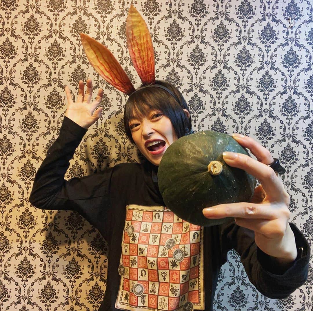 畑亜貴さんのインスタグラム写真 - (畑亜貴Instagram)「ハロウィンで楽しそうだから家にあるもので乗ってみる。カボチャの煮物食べました。あんみつください🎃」10月31日 22時26分 - akihata.jp