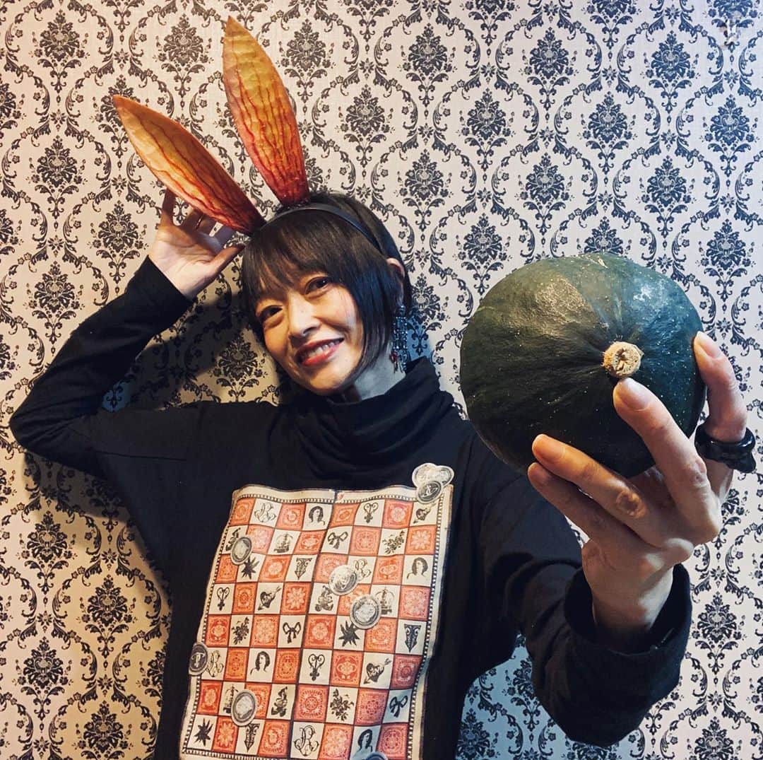 畑亜貴さんのインスタグラム写真 - (畑亜貴Instagram)「ハロウィンで楽しそうだから家にあるもので乗ってみる。カボチャの煮物食べました。あんみつください🎃」10月31日 22時26分 - akihata.jp