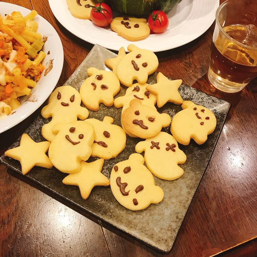 佐藤もも子さんのインスタグラム写真 - (佐藤もも子Instagram)「ハロウィンパーティー🎃👻🎉  🎃#丸ごとかぼちゃグラタン  🥧#パンプキンミートパイ 🍝#ミートパスタ 🎃#かぼちゃのポタージュ 🐙#デリ風タコマリネ 👻#型抜きクッキー  #ハロウィン　#ホームパーティー　#ハロウィンパーティー　#料理　#パーティーメニュー　#おうち時間　#かぼちゃメニュー　 　#目指せ100メニュー」10月31日 22時29分 - sato_momoco