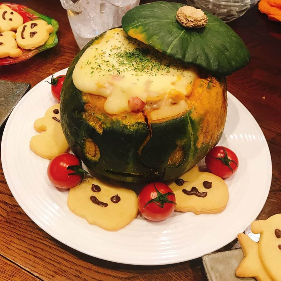 佐藤もも子さんのインスタグラム写真 - (佐藤もも子Instagram)「ハロウィンパーティー🎃👻🎉  🎃#丸ごとかぼちゃグラタン  🥧#パンプキンミートパイ 🍝#ミートパスタ 🎃#かぼちゃのポタージュ 🐙#デリ風タコマリネ 👻#型抜きクッキー  #ハロウィン　#ホームパーティー　#ハロウィンパーティー　#料理　#パーティーメニュー　#おうち時間　#かぼちゃメニュー　 　#目指せ100メニュー」10月31日 22時29分 - sato_momoco