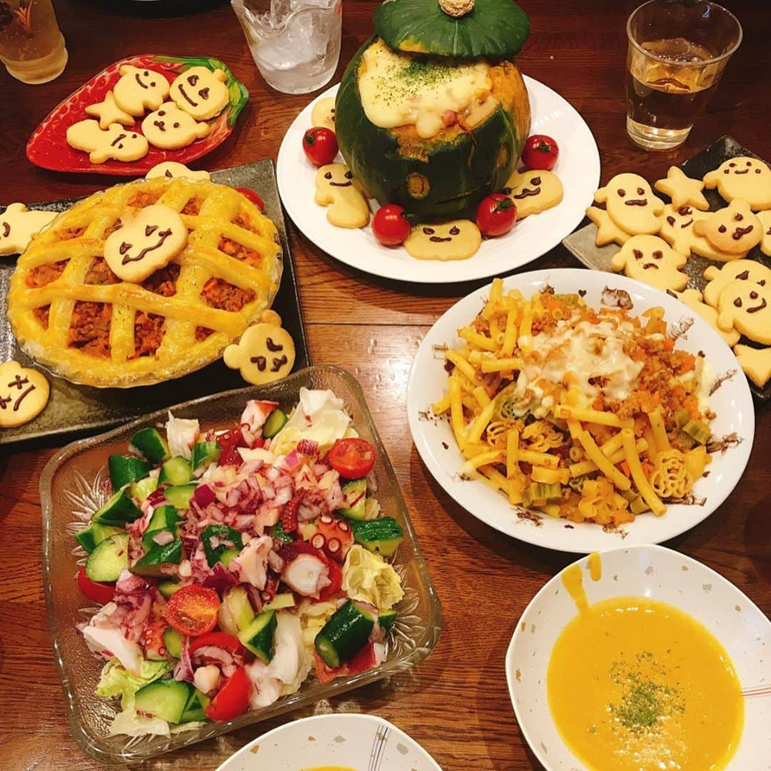 佐藤もも子のインスタグラム：「ハロウィンパーティー🎃👻🎉  🎃#丸ごとかぼちゃグラタン  🥧#パンプキンミートパイ 🍝#ミートパスタ 🎃#かぼちゃのポタージュ 🐙#デリ風タコマリネ 👻#型抜きクッキー  #ハロウィン　#ホームパーティー　#ハロウィンパーティー　#料理　#パーティーメニュー　#おうち時間　#かぼちゃメニュー　 　#目指せ100メニュー」