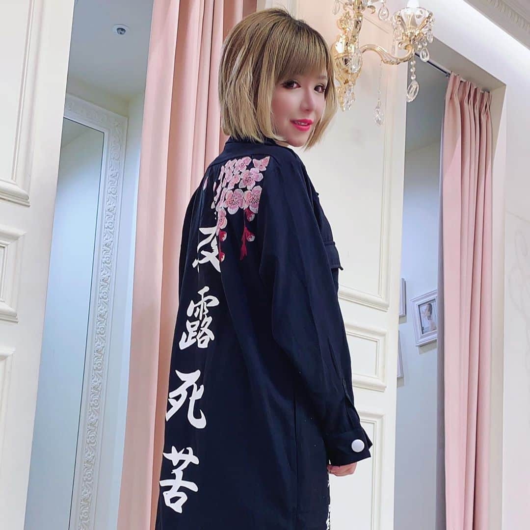 のインスタグラム：「お前は白雪姫じゃねーって言われ着替えさせられたw」