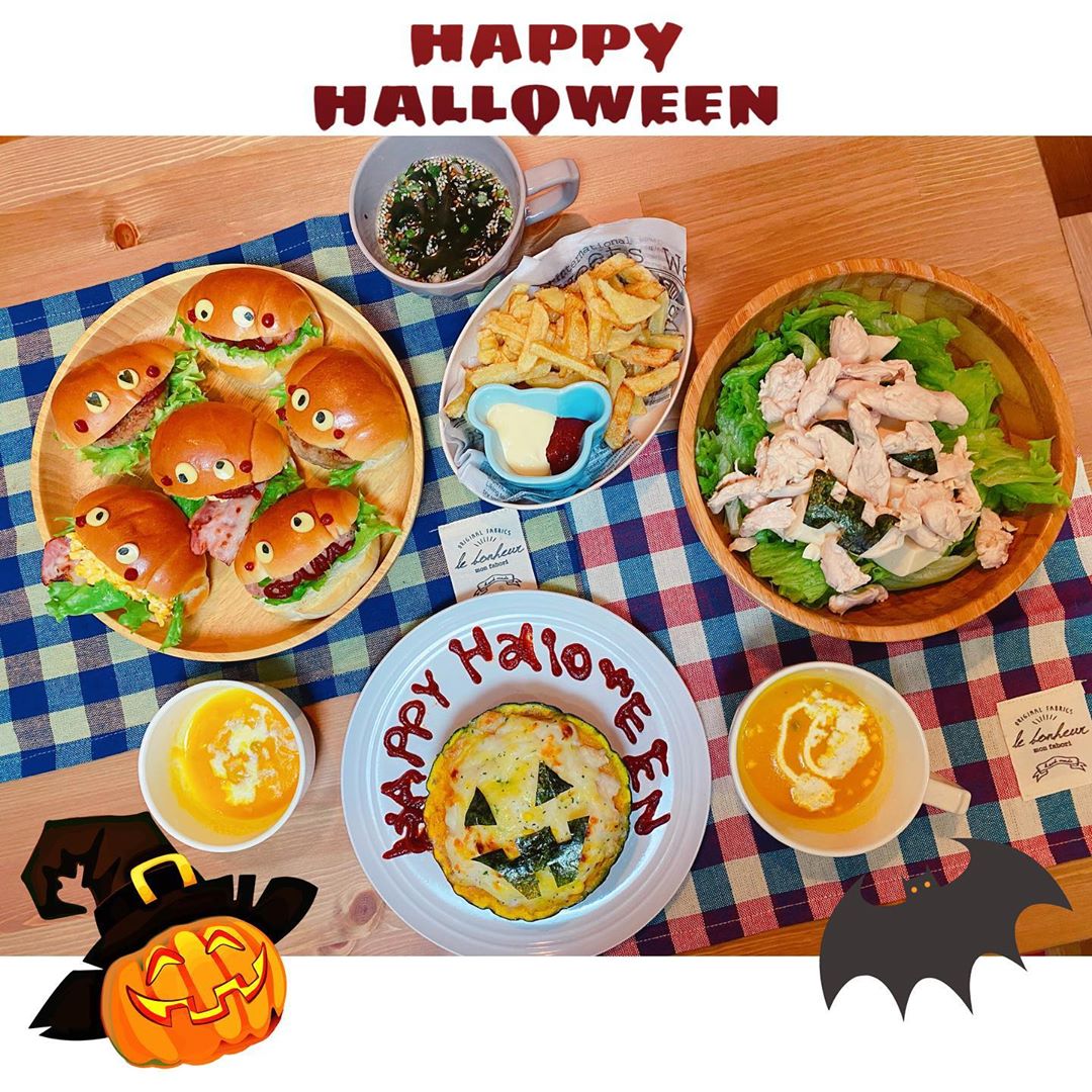 寺崎裕香さんのインスタグラム写真 - (寺崎裕香Instagram)「Happy Halloween!!!!  お家でハロウィンパーリー👻🎃🧟‍♀️  一瞬で目だけがなくなり、 ただのロールパンサンドになった。泣  親の苦労子知らず。笑  私は減量中なので、サラダとワカメスープのみ。笑  献立 ・モンスターロールパンサンド ・カボチャのオバケグラタン ・とりささみと豆腐のレタスサラダ ・パンプキン🎃スープ ・フライドポテト  #happyhalloween  #おうちでハロウィン  #こどもごはん」10月31日 22時29分 - terachan0804