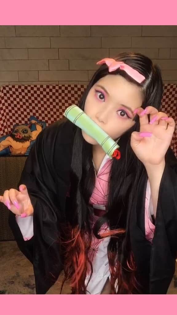 森山穂乃香のインスタグラム：「走るねずこ🎋💨🇯🇵🎀Happy Halloween👹#鬼滅の刃  #ねずこ #demonslayer #nezuko #cosplay #anime #animejapan #animegirl #halloween #cosplayer #japan #LiSa  #honokamoriyama #dance #movie #紅蓮華 #無限列車編 #無限列車 #竈門禰豆子 #おうちハロウィン #鬼滅の刃コスプレ #アニメ #ねずこコスプレ #ハロウィン #コスプレ」