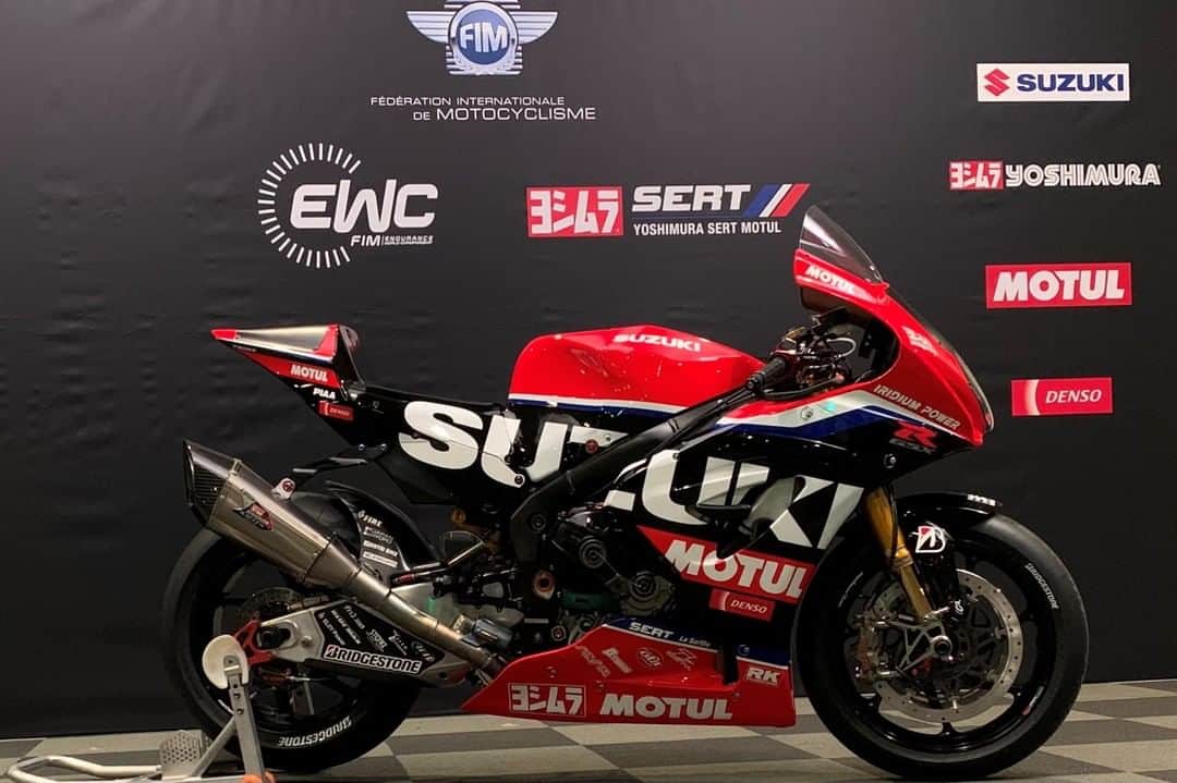 のインスタグラム：「【Yoshimura SERT MotulがEWCに参戦‼︎】 . モーターサイクル耐久レースの雄、ヨシムラとSERTがタッグを組みFIM世界耐久ロードレース選手権シリーズ (EWC)に参戦する事を発表しました。 . 活躍する姿を早くみたいですね。 今回のカラーリングもメチャクチャカッコいい‼︎ . 写真はYoshimura SERT MotulのGSX-R1000R‼︎! .　　 @yoshimura_japan_official  #motul #motuljapan #yoshimurasertmotul #yoshimurajapan #ivegotthepower #fimewc #ewc #FIMEnduranceWorldChampionship #enduranceworldchampionship #suzukigsxr1000r #suzukigsxr1000 #gsxr1000r #gsxr1000 #gsxr #ヨシムラ #ヨシムラジャパン #ヨシムラSERTmotul #高性能オイル #オイル交換 #300V #モータースポーツ好きな人と繋がりたい #レース好きな人と繋がりたい #バイク好きな人と繋がりたい #モーターサイクル #オートバイ #バイク #モチュール #supersportbikes #racebike #powerdbymotul」