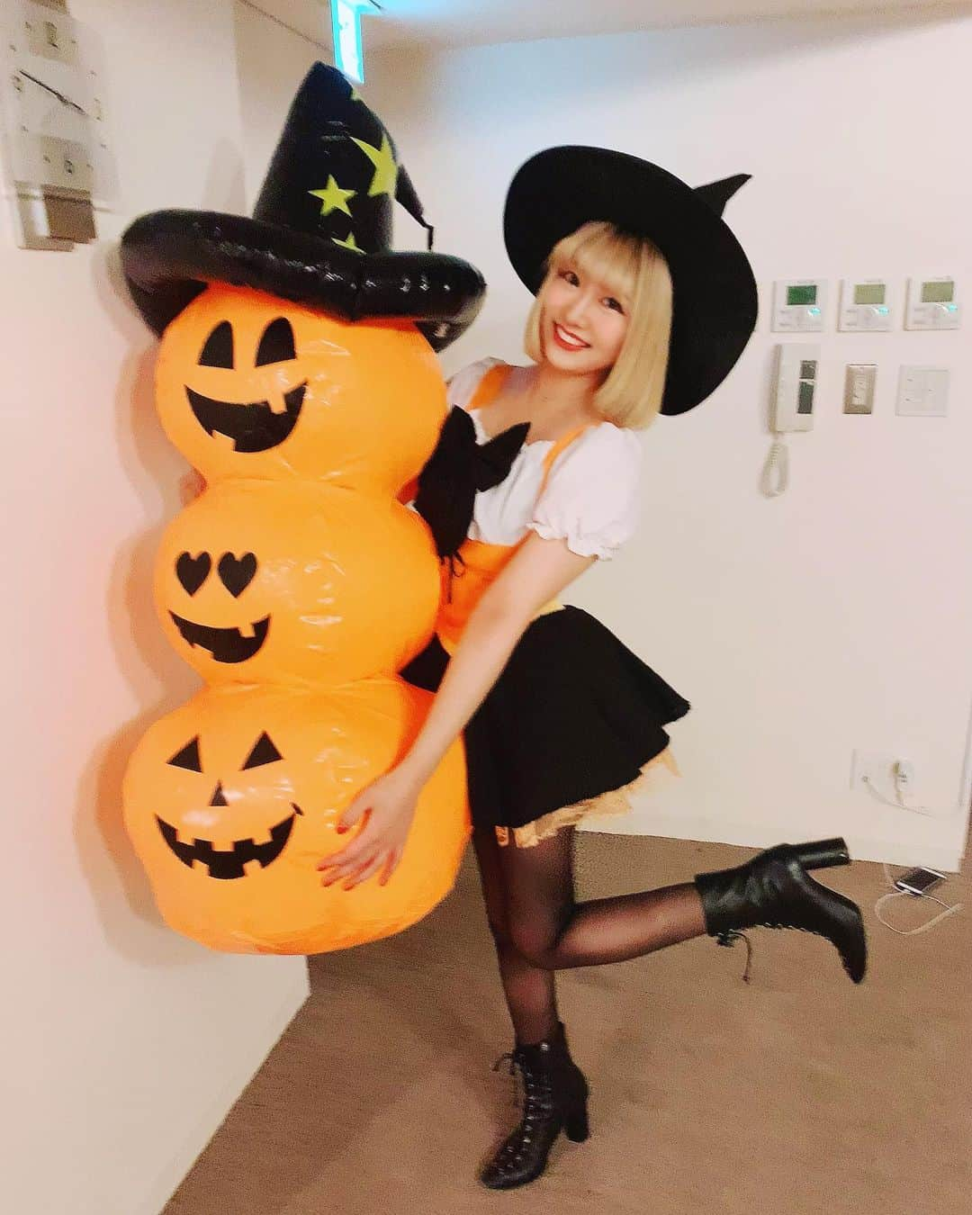 杉山弥紀佳さんのインスタグラム写真 - (杉山弥紀佳Instagram)「♡ . . Happy Halloween🎃💕 . . 我友の家で ちょっとちたハロパ❤️ . . 仮装、元々持っとるやつやけんど ちてみまふた(♡˙³˙) . . どですかいな🙃？ . . トリックオアトリートだおん😘 . . . #われち語 #Halloween #ハロウィン #仮装 #ハロウィンコスプレ #魔女 #かぼちゃ #金髪ボブ #トリックオアトリート #🎃 #happyhalloween #ボブ女子 #withfriends #ボブ #女子大生 #141 #hairstyles #followme #팔로우 #셀피 #셀스타그램 #ファッション好き #instamakeup #instafashion #秋 #コスプレ #友達と #ハロウィンコスプレ #🎃👻 #ミニスカ #Happy」10月31日 22時31分 - sugiyamamikika0429