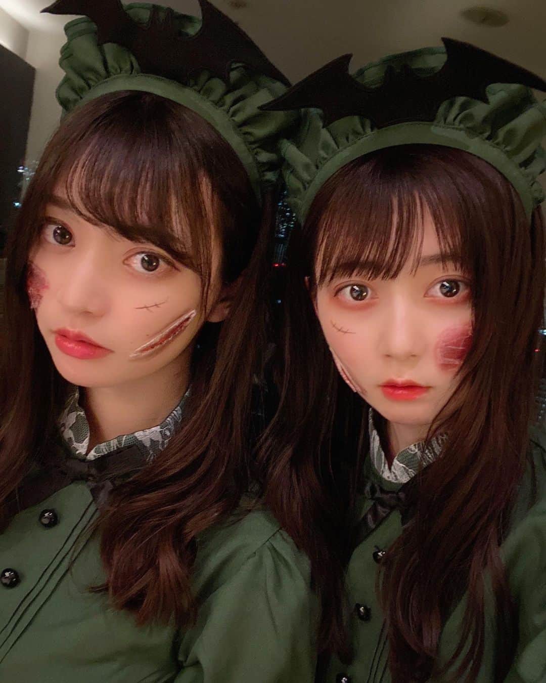 金久保マユ（ぼんぼん）のインスタグラム：「ハッピーハロウィン🎃 . . 今日は世界一可愛い親友と、 2人で大人しくハロウィンパーティーです👻🤍 . . . . . . . #ハロウィン#ハロウィンコスプレ#ハロウィンパーティー#仮装#ハロウィン仮装#メイド#メイドさん#メイド服#メイク#美意識向上#かわいくなりたい#ともだち#双子#双子コーデ#ポートレート#カメラ好きな人と繋がりたい#カメラ女子#秋コーデ#コスメ#写真#カメラ#ぱっつん#love#anime#helloween#helloweenmakeup」