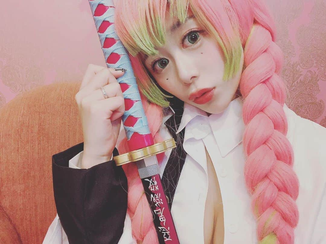 かめだなつみさんのインスタグラム写真 - (かめだなつみInstagram)「自己満でコスプレ💁🏼 Happy Halloween🎃 蜜璃しか勝たん💗💚 . . . #モデル #model  #サロンモデル #撮影会 #fff #l4l  #instagood #커플티 #남친룩 #팔로우 #선팔하면맞팔 #뷰스타그램 #f4f #仮装 #halloween #ハロウィン #コスプレ #恋柱 #甘露寺蜜璃 #甘露寺蜜璃コスプレ #鬼滅の刃コスプレ #鬼滅の刃 #kimetsunoyaiba #f4follow  #l4like #beautiful #photooftheday #followｍe #love」10月31日 22時31分 - kamenatsu0614