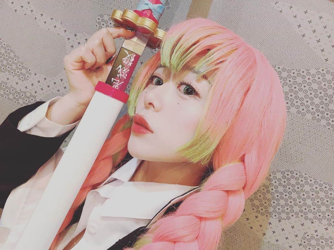 のインスタグラム：「自己満でコスプレ💁🏼 Happy Halloween🎃 蜜璃しか勝たん💗💚 . . . #モデル #model  #サロンモデル #撮影会 #fff #l4l  #instagood #커플티 #남친룩 #팔로우 #선팔하면맞팔 #뷰스타그램 #f4f #仮装 #halloween #ハロウィン #コスプレ #恋柱 #甘露寺蜜璃 #甘露寺蜜璃コスプレ #鬼滅の刃コスプレ #鬼滅の刃 #kimetsunoyaiba #f4follow  #l4like #beautiful #photooftheday #followｍe #love」