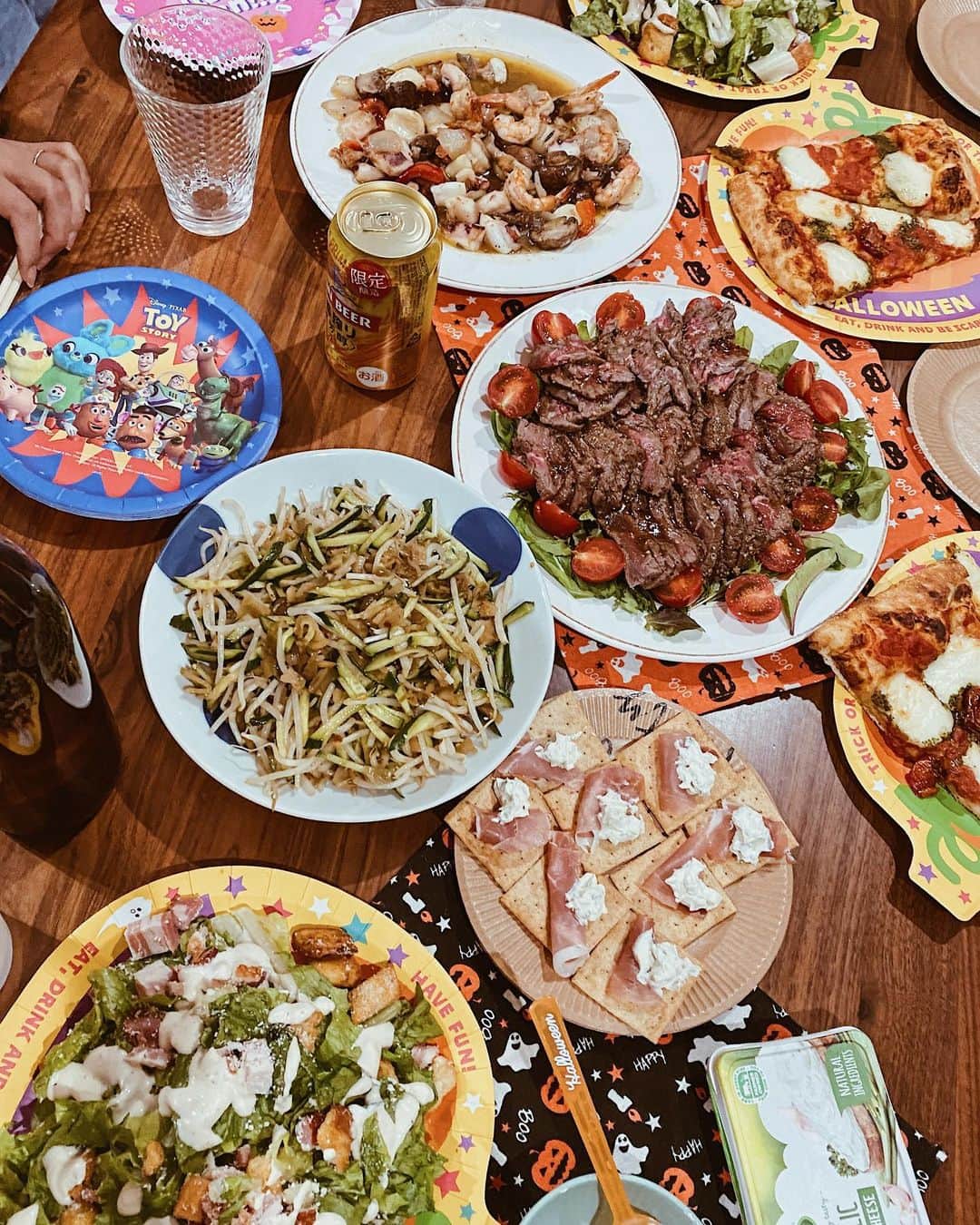 高橋菜摘のインスタグラム：「Halloween Party🎃 . . ピザにアヒージョに盛り沢山🍕 美味しかった〜 コストコバンザイ🙌 @mari_koeda thank you♡ . 生ハムのプロシュートも美味🤍 10ヶ月熟成された成城石井の生ハム。 お酒のお供に最高〜🥂 すごいしっかりした味で好き！ . . . #menumagazine #成城石井 #生ハム #プロシュートクルードスライス #🥂 #Halloween #halloweenparty #🎃 #パーティー料理 #partytime #party」