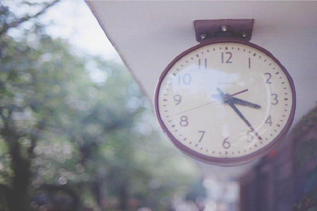 布施柚乃さんのインスタグラム写真 - (布施柚乃Instagram)「⏳﻿#ゆのんなか ﻿ ﻿ 1秒の長さは一瞬もずれずに進み続けているのに﻿ ﻿ なぜ楽しい時間はあっという間に終わってしまうんだろう。﻿ ﻿ ﻿ 楽しい！って感じる時間を長く感じる体でありたかった。﻿ ﻿ 暇な、大変な、嫌な時間は、早く感じる体でありたかった。﻿ ﻿ ﻿ ﻿  どんなに短く感じても楽しい時間の方がたくさん思い出に残ってるからいいんだけどさ✔️  #puffil#yunocamera」10月31日 22時43分 - yuno.fuse