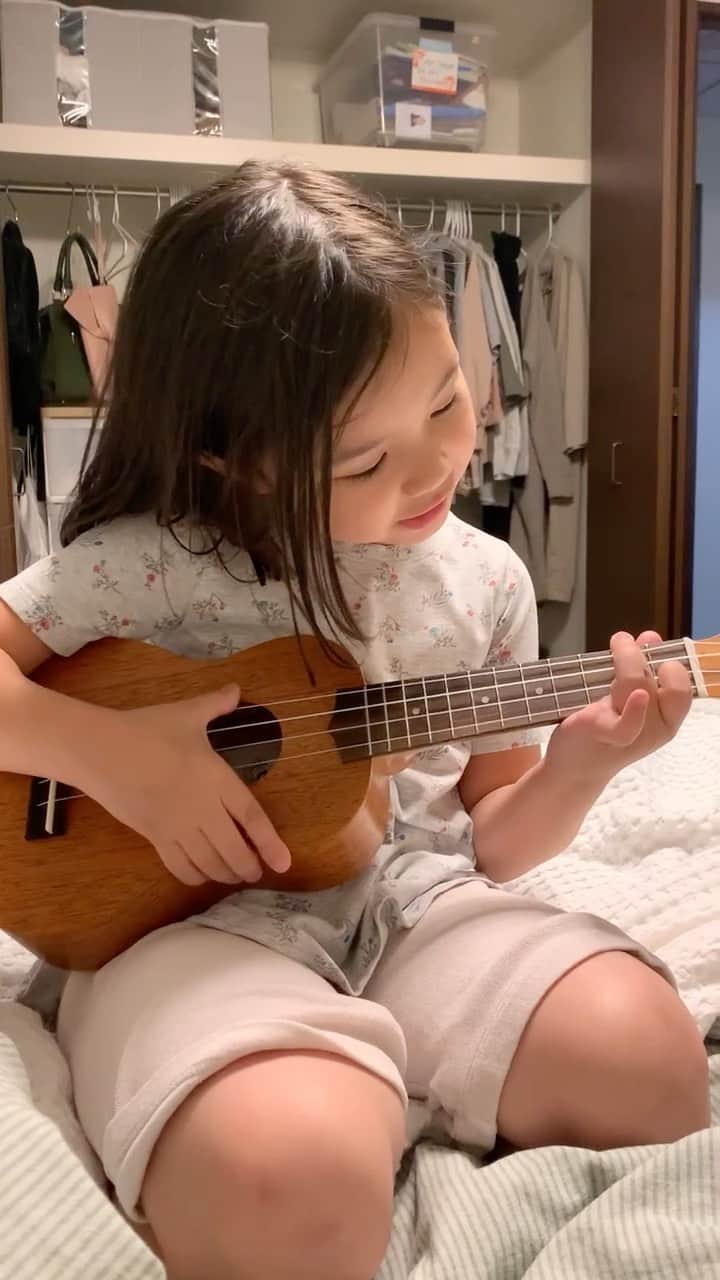 バイリンガル3兄妹のインスタグラム：「5秒の歌「私のハートはきれいです」が完成するまで…🥺😂  後ろのクローゼット 閉めたかったよ…」