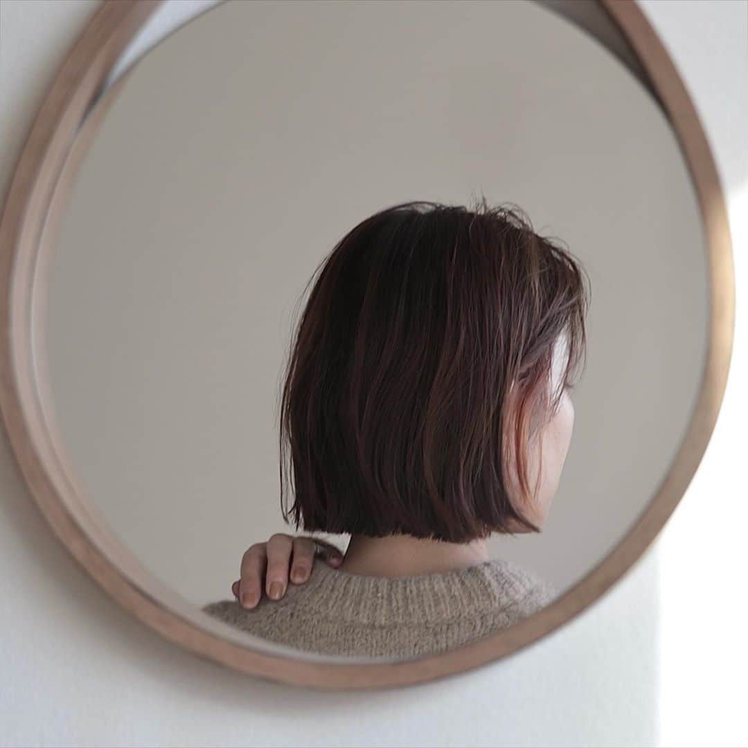 のインスタグラム：「. . 後ろ姿のリクエストをいただいたので🙏 襟足ギリギリの切りっぱなしボブです✂︎ . . スタイリングはストレートアイロンで中間〜毛先をくいっくいっと毛先は外ハネを混ぜつつ適当に。笑 . . 全体に @o_skin_hair のバームを揉み込んで、オールバッグの時は前髪の根元、動きを出したい毛先にだけグリースをつけています✋ . . . . #hairstyle #ボブ #切りっぱなしボブ #kuronekom4」