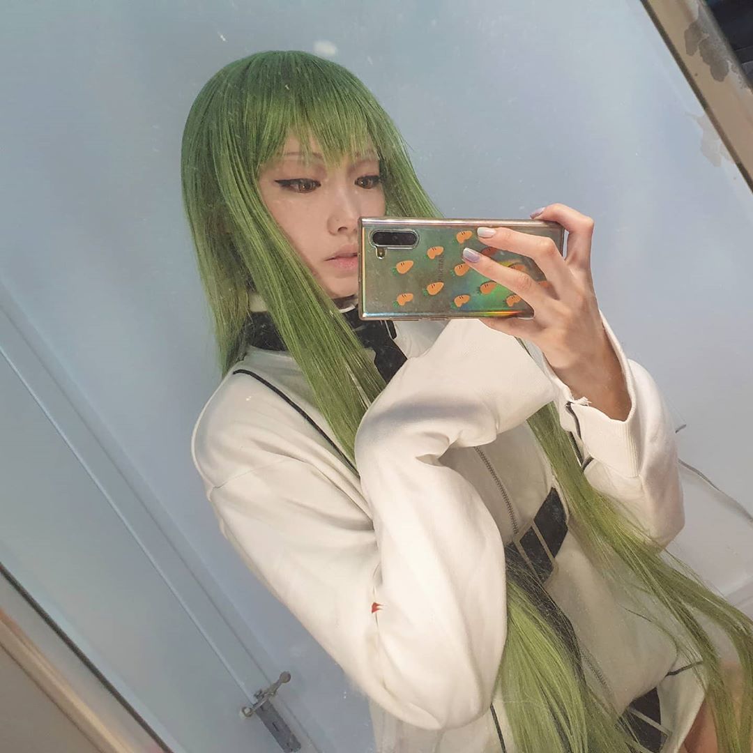 フェルナンダ・リーのインスタグラム：「Happy Halloween 🎃 I'm CC this year!!   I recorded a grwm where I talk(mumble) about anime and manga for almost 30 mins haha  https://youtu.be/VqMtXty-iYo  #CodeGeass #CC」