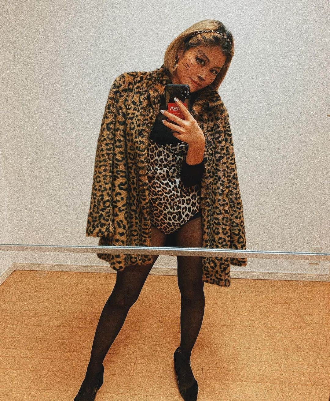 HARUKA MUTOのインスタグラム：「Happy Halloween🎃  即席ハロウィンだったけど なんだかんだで楽しめた🐆w ひまはエルサにハマり中です💘✨ 動いて良い写真撮れない😂 #HALLOWEEN #親子ハロウィン #おうちでハロウィン  #買い物中この顔してるの忘れて鏡見てびっくりするやつ何度もなった」