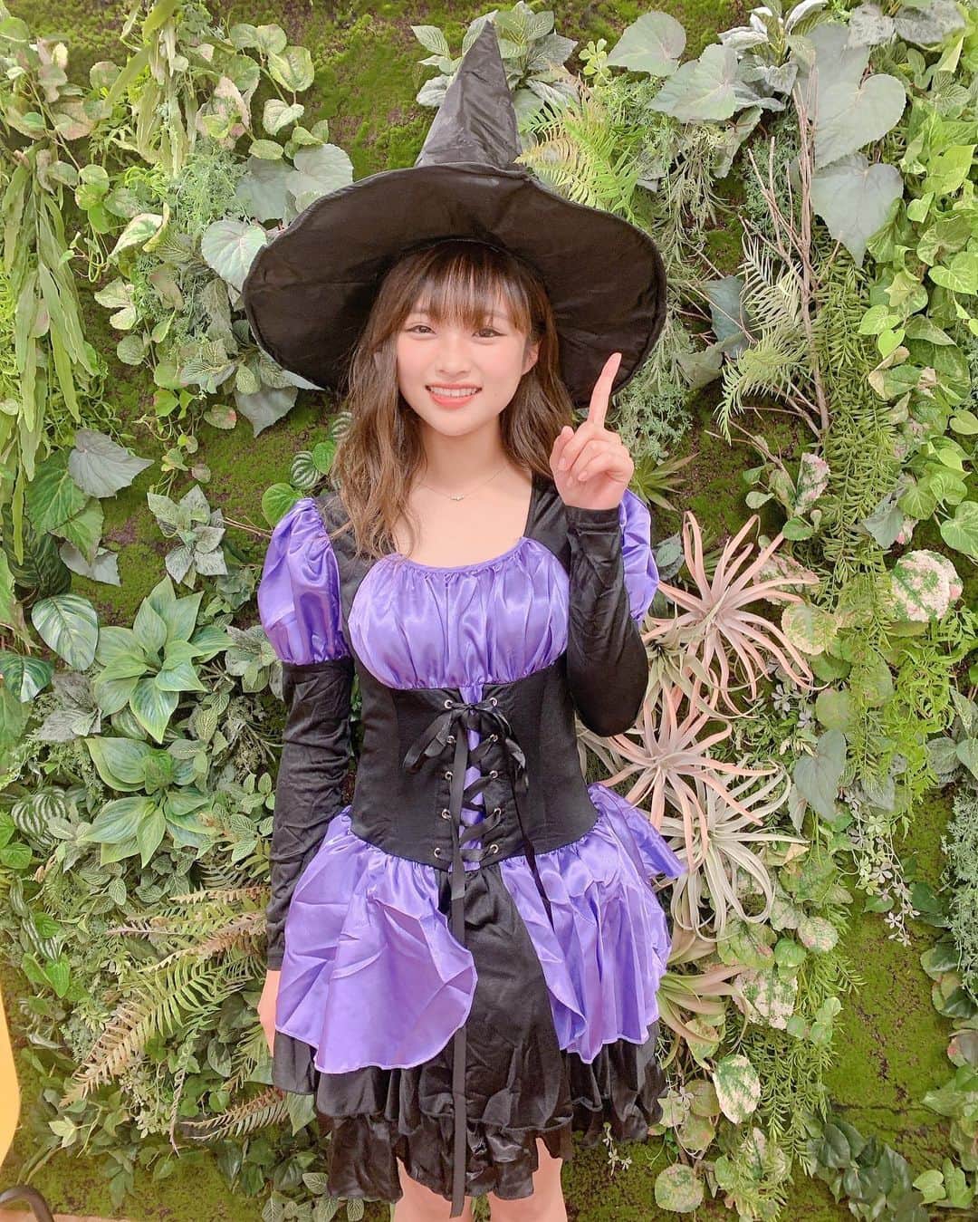 石井美音奈のインスタグラム：「Can you give me some candy?  #happyhalloween #halloween  #trickortreat  #前に撮影で来た衣装」