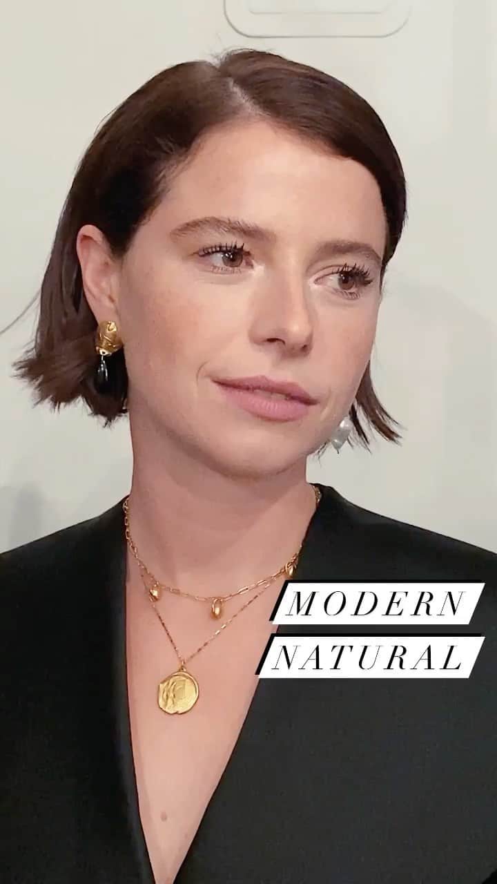 JO BAKERのインスタグラム：「J E S S I E • B U C K L E Y 🇮🇪  Modern, polished yet totally natural... #jessiebuckley for @grahnort show!! #grahamnortonshow  Style @rosefordestudio @jw_anderson  Hair @earlsimms2  Makeup and vid by me #jobakermakeupartist」