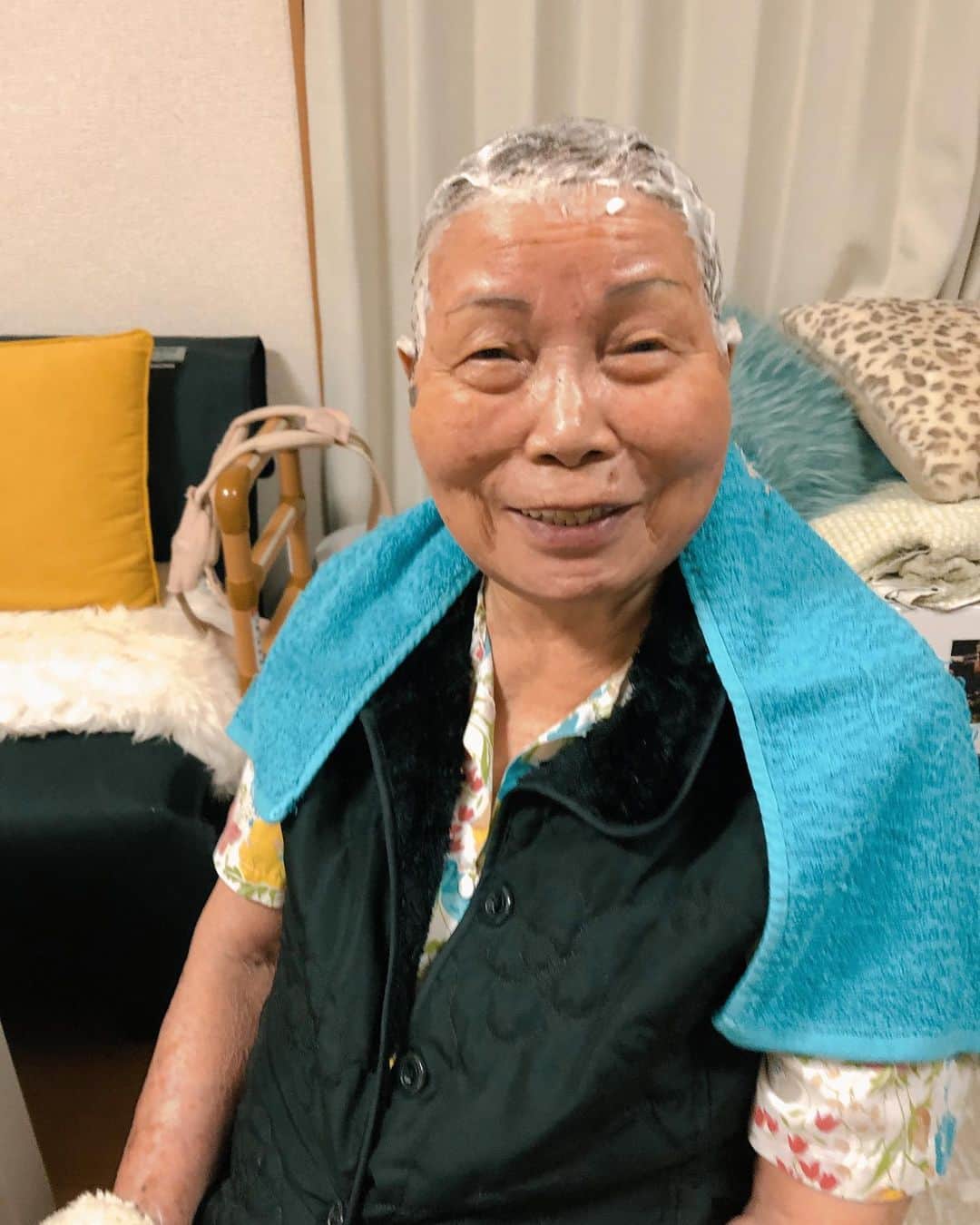 Soweluのインスタグラム：「この前のソエル美容院💈  おばあちゃんの髪を染めました✴︎ 3枚目から4枚目はBefore⇨After  お風呂にも入れてあげて🛀  おばあちゃんはお風呂に浸かるのが一番の楽しみみたいで、でも89歳だしもう1人では危なくて入れないから今は私が週1のペースで入れているんだけど、本当に嬉しかったみたいでとっても喜んでいました😌 いくつになってもやっぱり自分のメンテナンスは 大切ですね🌿  3枚目のかすかに小さく写るカメラ目線のポコが 可愛いから見てみて🐾 ・ ・ #sowelubeautyshop #grandma  #haircolor #homestyle」