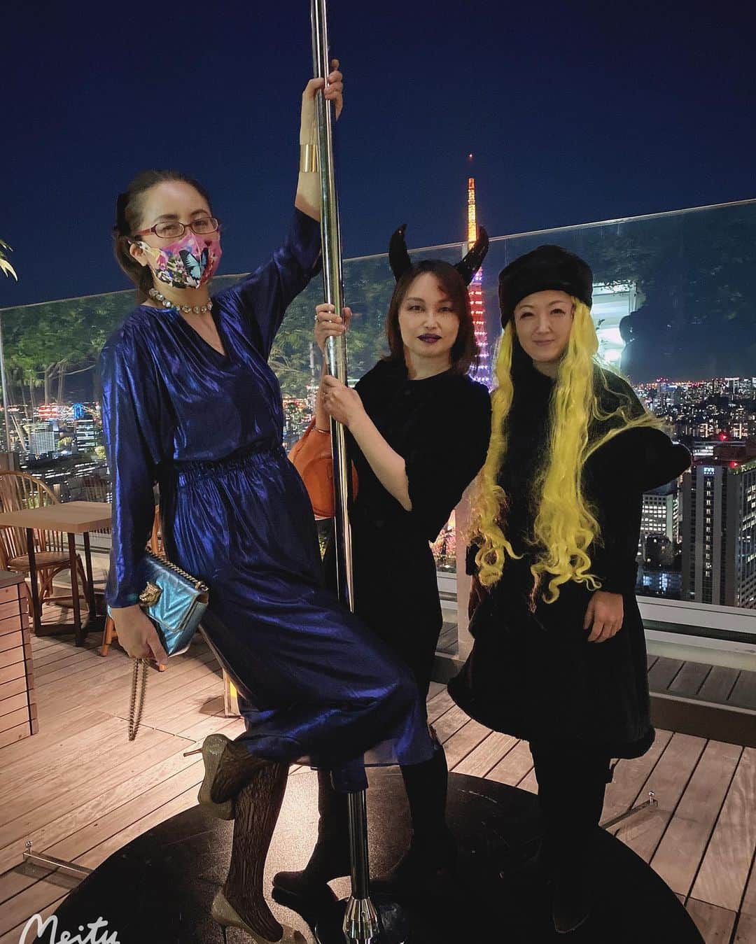 軍地彩弓のインスタグラム：「Happy Halloween 🎃 👻 昨日はまさに真夏の夜の夢、ならぬ秋の夜の夢。 テーマはDeath Disco 。 できたてほやほやのEDITION 虎ノ門にて。 DeathメイクをYUKIちゃんにしてもらうと言う贅沢🤣🤣🤣🤣 東京タワー🗼が迫るテラスで展開されりパフォーマンス。 ラストひマリア様降臨🙏 一晩の夢を超えて、朝日が眩しい朝食も素晴らしかった。  東京ステイホテルなんて久しぶりだけど、最高な一日でした。  #東京エディション虎ノ門 #EditionHotels  @ToranomonEDITION」