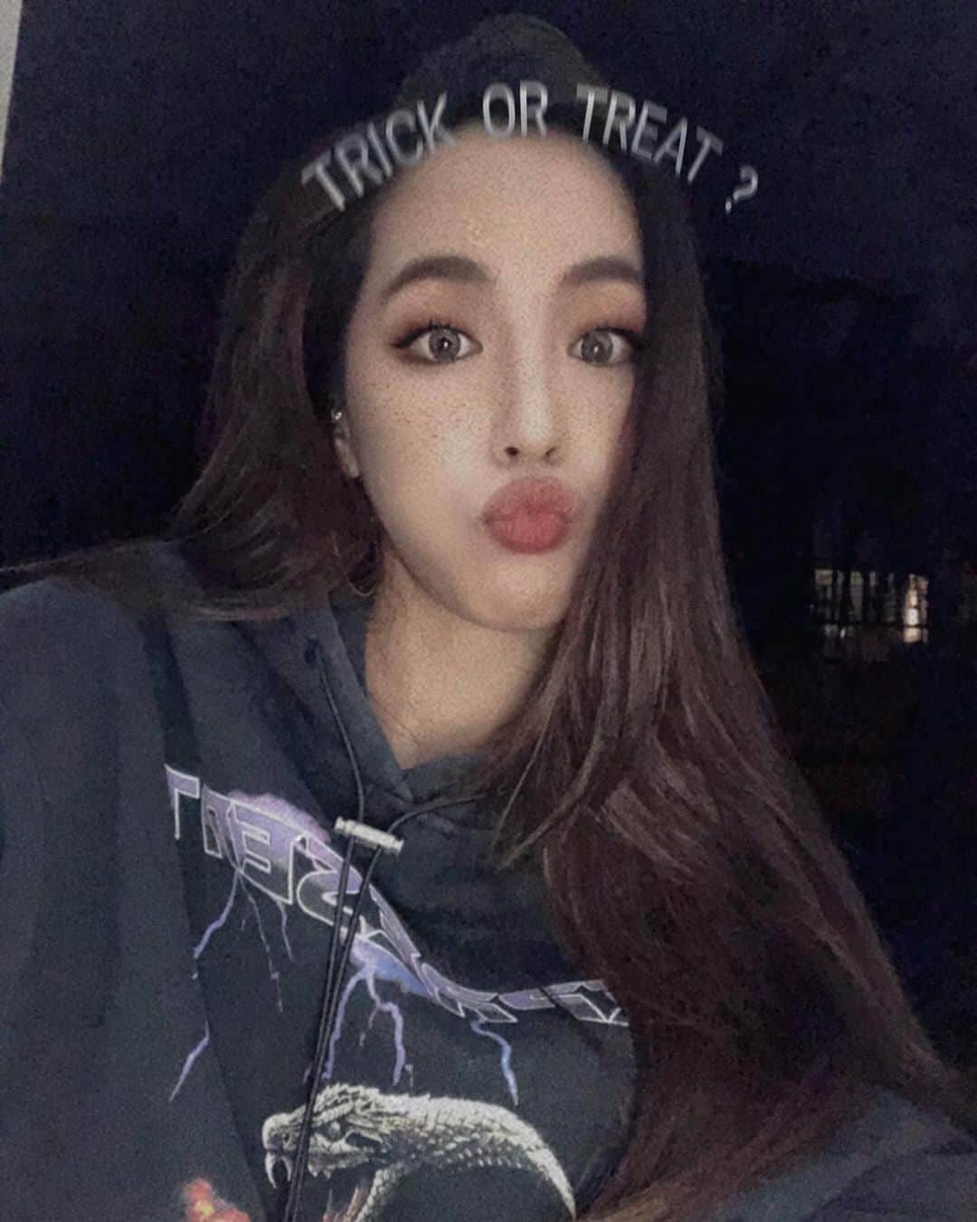 アリッサのインスタグラム：「trick or treat? gimme somethin’ good 2 eat 👻 x」