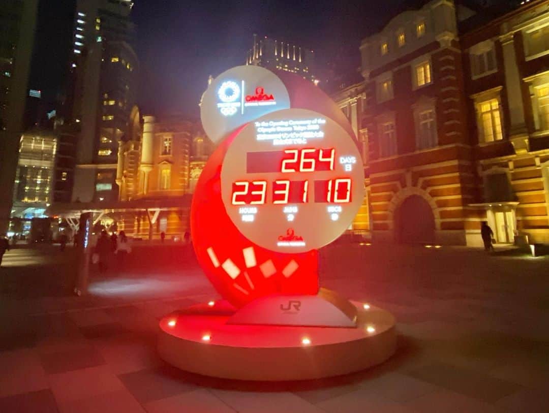 マキ・コニクソンさんのインスタグラム写真 - (マキ・コニクソンInstagram)「東京駅とブルームーン🌝 のコラボレーション！  色っぽいっ。❤️❤️ お休みなさい。🌙 Sweet Dreams .... 🥱  #ハロウィンの夜の満月」10月31日 22時45分 - makikonikson