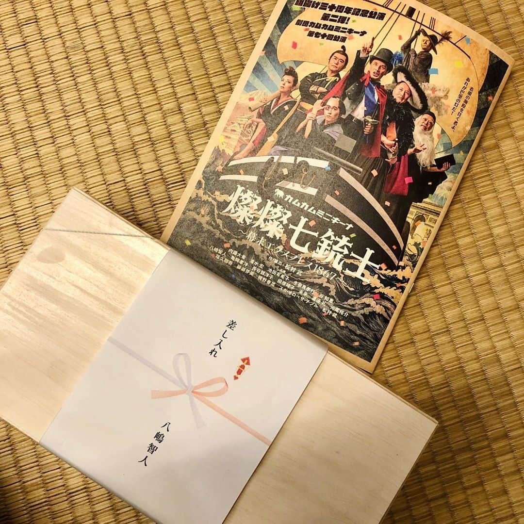 池田有希子さんのインスタグラム写真 - (池田有希子Instagram)「#カムカムミニキーナ 『 #燦々七銃士 』素晴らしい初日でした。人と人が場所と時間を共有することが貴重になったコロナの時代、本番が出来るだけでも特別な上、この作品をやれることが私にとって更に意味がある。 チケット、平日はまだまだご用意がございます。この御時世「是非いらして下さい！」と言い切れないのが悔しい。でも観ていただきたい。演劇でしか闘えない人間達のいのちがけかの「ええじゃないか」。カオス、暴動、祭りです。 パンフとやっしゃんからのお差し入れお弁当、家に持ち帰ってゆっくり楽しんで明日に備えます！  #openingnight #theaterlife」10月31日 22時45分 - yukikoikeda