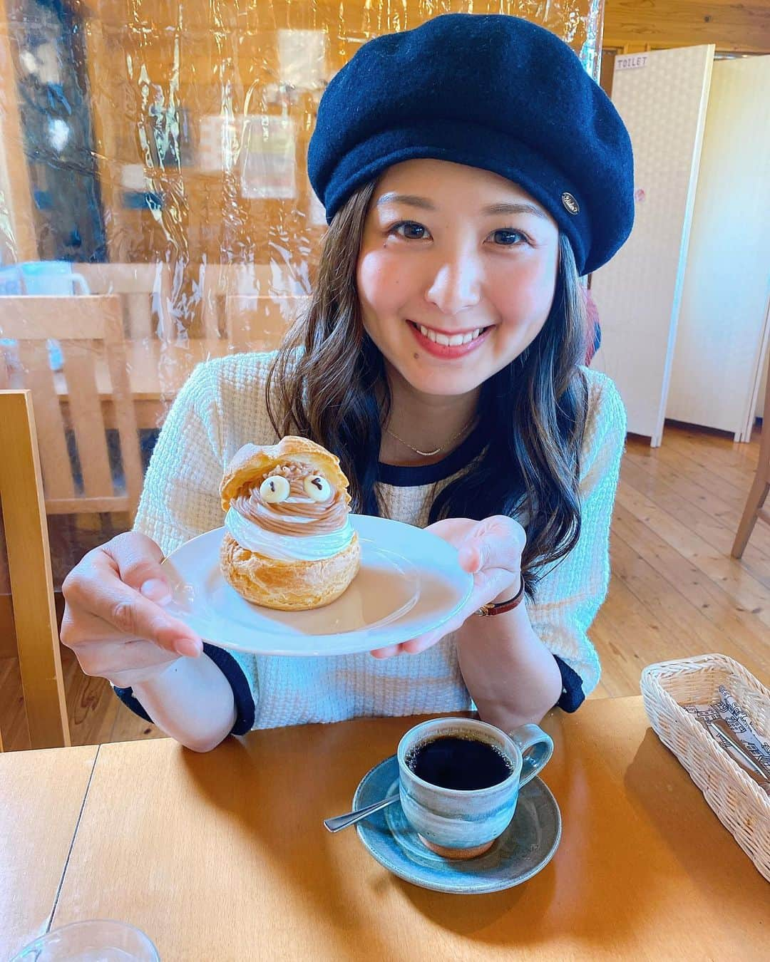 中島遥のインスタグラム：「今日はハロウィン🎃 と言っても特に何もせず、ランチ行ってカフェへ☕️  初めての#えふ　☕️ 店内はハロウィン一色でした🙈 見晴らしも良くて、スイーツも可愛かった🥰  明日から11月🙈早いね〜😭  #カフェ#cafe #ハッピーハロウィン#福岡 #model#モデル#portrait#ファインダー越しの私の世界#東京カメラ部#カメラ#一眼レフ#フォロー#カメラ女子#follow#japan#japanesegirl #中島遥#いいね#コメント#ありがとうございます」