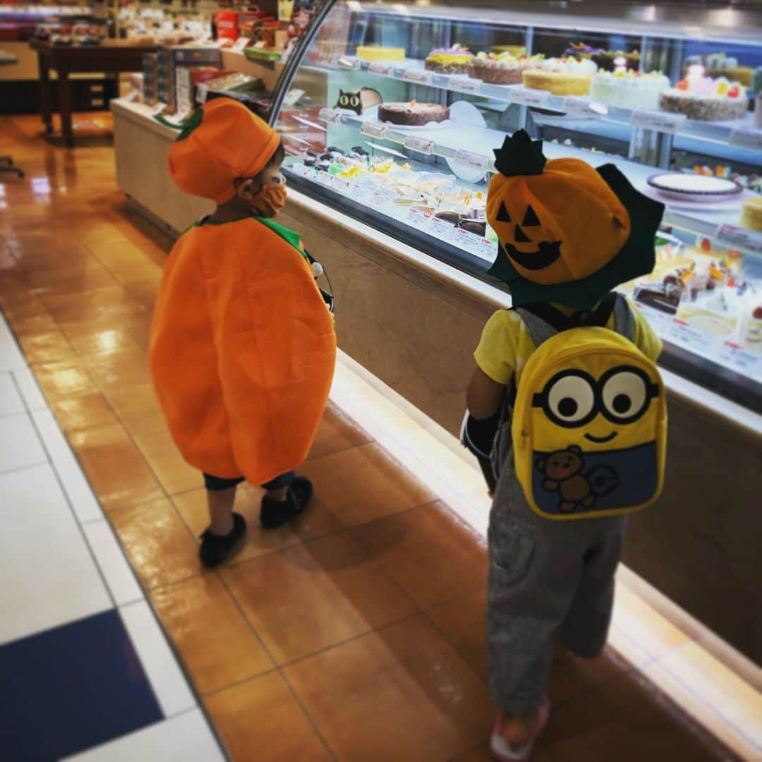 宮内知美さんのインスタグラム写真 - (宮内知美Instagram)「ハッピーハロウィン🎃👻 仲良しの友達と スーパーのハロウィンイベントへ。  沢山遊んでお月見して🌕 (46年ぶりのハロウィンの満月って聞いて、毎回、同級生みたいな気持ちになってた笑) お菓子食べ過ぎ疑惑で怒られて😅  お布団での 読み聞かせの後は 女性のホルモンバランスについて 説明されて、わかったって言わざるえない  #2歳11ヶ月 #男児　#最愛の息子　#2年目 #ジャックオーランタン   大好き　笑」10月31日 22時47分 - tomomi_miyauchi