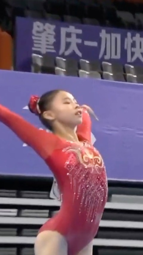 エミリー・チャンのインスタグラム：「Incredible routine from Guan Chen Chen ❤️ (7.0D)   About “slow connections”: As the E panel you look at the rhythm of the connection (fluidity/speed) but the D panel looks at the technicality of it (i.e did they do an extra arm swing or extra knee bends or did they wobble or was there too long a pause)」