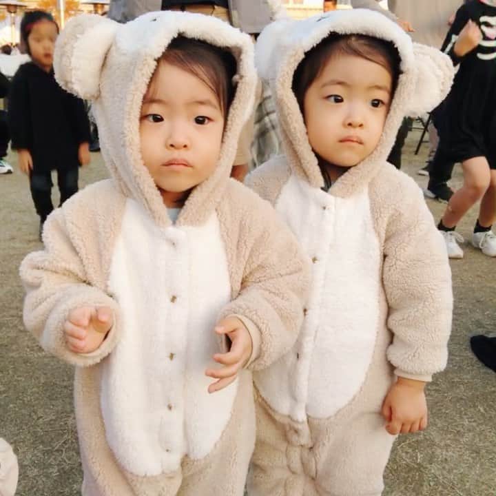 遠近由美子のインスタグラム：「野外イベントでのダンスレッスン♪ 2人して、ちょいちょい固まってたけど😂 最後のキメだけは言えたね🐻🐻👍笑　  何はともあれ、 双子さん2歳の HAPPY HALLOWEEN 🎃 ‼️  #双子 #双子ママ #双子育児　#着ぐるみ #双子コーデ #防寒コーデ #くま好き  #ハロウィンコスプレ」