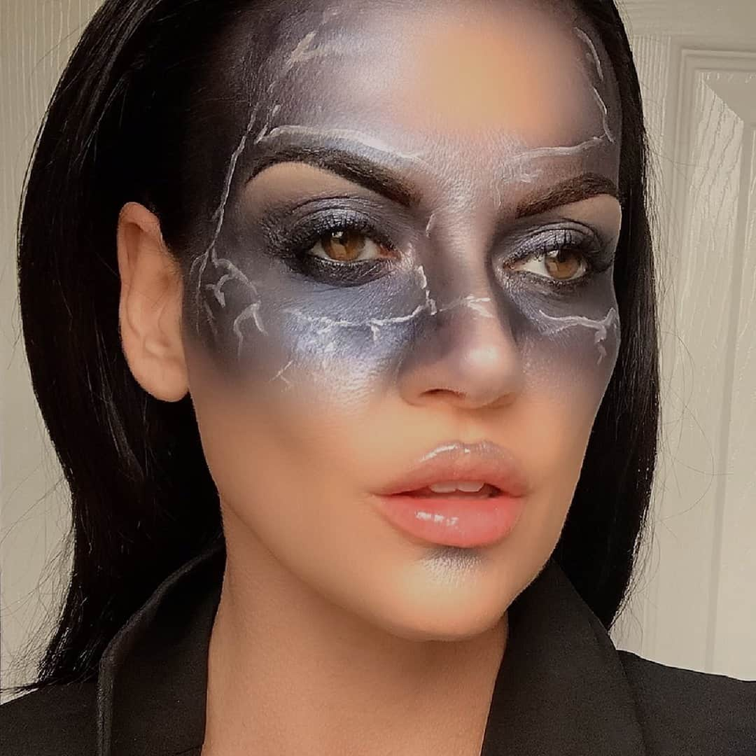 エスティローダーさんのインスタグラム写真 - (エスティローダーInstagram)「#HappyHalloween, #EsteeBeauties! 🎃 👻 #EsteeTeam @mistyjustice1 has a ⚡️ Thunderstorm ⛈  #makeuplook that will look stunning, even with a mask!   Want to learn how to get Misty's look? Check out our IGTV to see how Misty and fellow #EsteeTeam member @heidyasanchez created the look!」10月31日 23時00分 - esteelauder