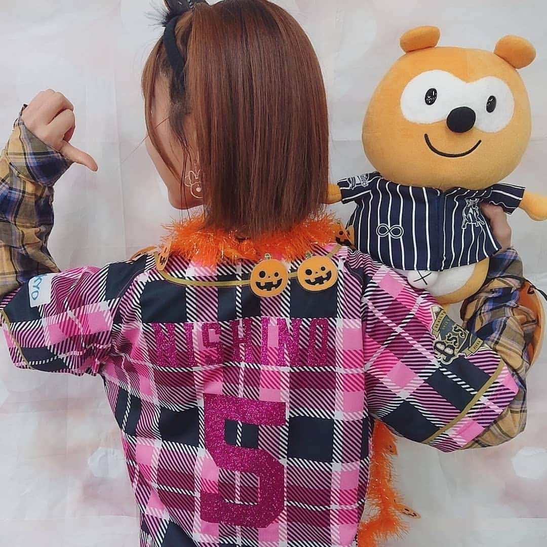 大岩根綾奈のインスタグラム：「🎃ハッピー ハロウィン🎃  ウマバラ放送ありがとうございました🏇 #天皇賞秋 予想はTwitterに載せてます✨  あとね、沢山プレゼントも頂きました🥺 嬉しすぎる💕💕💕 バファローズポンタちゃん可愛すぎて沢山記念撮影した🧸アーモンドアイちゃんと初対面🤭🤭🤭  ムラコ師匠に #西野真弘 さんの背番号つけて貰ったのでユニフォームがまたオシャレになりました😊👍 #吉田正尚 さんのサインも入ってたー💪😄  周りの方々には本当毎日感謝です☘️  #ハロウィン #今年も #スタジオ  #UMAJO #競馬 #アーモンドアイ #大好き #野球 #勉強中 #オリックス #オリックスバファローズ #推し #オリ姫 🔰 #バファローズポンタ #かわいい #マシェバラガールズ  #今夜から #フリー配信 #頑張る #１０月も楽しい１ヶ月だった #１１月も全力で楽しんで前進だーー！！！」