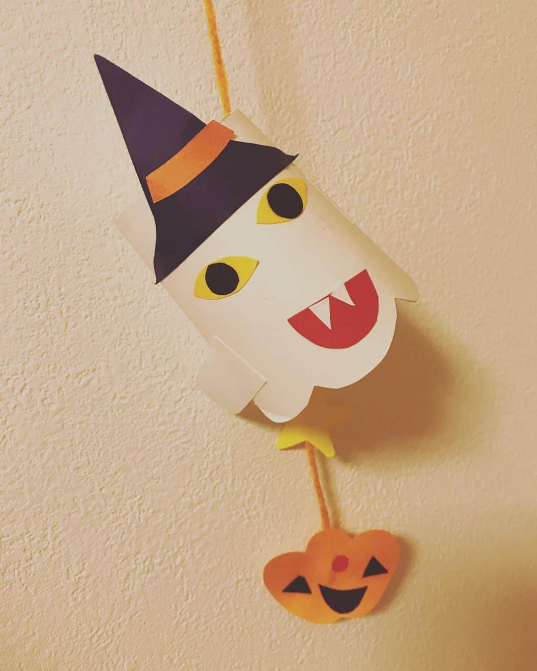 小西ゆりなさんのインスタグラム写真 - (小西ゆりなInstagram)「🎃HAPPY HALLOWEEN🎃 今年は仮装も何にもやらなかったけど、👦は月極め延長保育のみんなでハロウィンパーティーをしたらしく、楽しめたようで何より♡ #息子製作 #ハロウィン #halloween #ハロウィン工作 #おばけ #かぼちゃ」10月31日 22時53分 - yurina_konishi