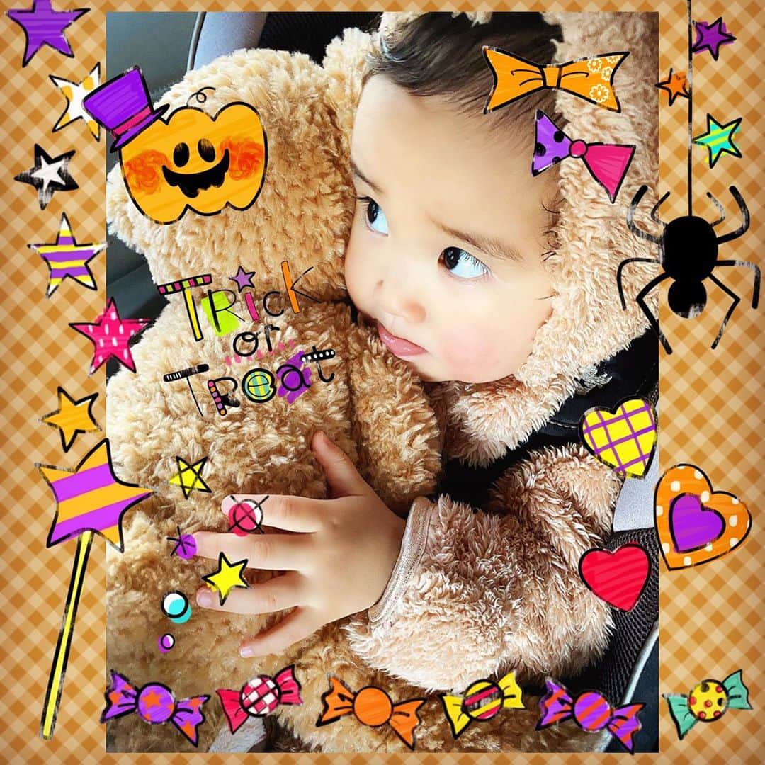 楠見藍子さんのインスタグラム写真 - (楠見藍子Instagram)「👻🎃🍭Happy Halloween🍬🕷🎃 長男くんは去年のハロウィンに間に合わなかったパジャマスクのキャットボーイ🐱♡ 次男くんのダッフィーはおにいちゃんのおさがりです🐻♡ 来年はDハロできますようにー！！ #ハロウィン#仮装#パジャマスク#キャットボーイ#ダッフィー#着ぐるみ#ぬいぐるみ#ディズニー#ママ#息子#男の子兄弟#5歳#1歳#もうすぐ2歳#お月さまきれいだった！ 追記！ハロウィンっぽいやつ。 Netflixで配信中の「スーパーモンスターズ」《新しいクラス》 https://www.netflix.com/jp/title/81162073 でオリーヴ(2つ結びの鬼の女の子)役、《モンスターの日》 https://www.netflix.com/jp/title/81162075 でジャッキー(耳が長くて青い子)役の吹き替えをやらせていただいてます🎃 かわいくてたのしいのでぜひー！」10月31日 22時53分 - minnie_aiko