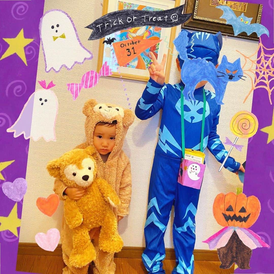 楠見藍子のインスタグラム：「👻🎃🍭Happy Halloween🍬🕷🎃 長男くんは去年のハロウィンに間に合わなかったパジャマスクのキャットボーイ🐱♡ 次男くんのダッフィーはおにいちゃんのおさがりです🐻♡ 来年はDハロできますようにー！！ #ハロウィン#仮装#パジャマスク#キャットボーイ#ダッフィー#着ぐるみ#ぬいぐるみ#ディズニー#ママ#息子#男の子兄弟#5歳#1歳#もうすぐ2歳#お月さまきれいだった！ 追記！ハロウィンっぽいやつ。 Netflixで配信中の「スーパーモンスターズ」《新しいクラス》 https://www.netflix.com/jp/title/81162073 でオリーヴ(2つ結びの鬼の女の子)役、《モンスターの日》 https://www.netflix.com/jp/title/81162075 でジャッキー(耳が長くて青い子)役の吹き替えをやらせていただいてます🎃 かわいくてたのしいのでぜひー！」