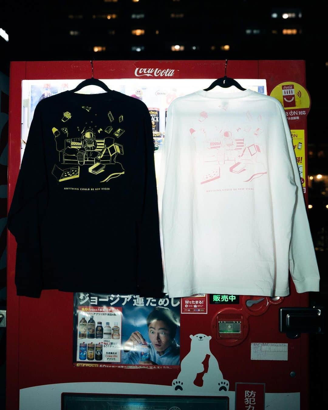 room onziemeのインスタグラム：「•﻿ 🏠📺🏠﻿ ﻿ STAYROOM ﻿ オフィシャルルームウェア第2弾！﻿ 【STARMAN LOOSE L/S Tee】が﻿ 受注スタート🎉🎉﻿ ﻿ 自宅で最高の時間を過ごしてほしいという﻿ 想いからスタートした番組「STAYROOM」の﻿ オフィシャルルームウェアになります。﻿ ＊外着用も可能！使い方は人それぞれ🙋🏻‍♂️﻿ ﻿ ﻿ アメリカンポップイラストに定評のある、﻿ アートディレクター・デザイナー「DIVER」によって﻿ 番組のために描かれたグラフィックを﻿ バックプリントに施し、﻿ ブラックボディを宇宙空間に﻿ 見立てたこだわりの一着。﻿ ﻿ ゆったりとした袖まわりやドロップした﻿ ショルダーライン、広くとった身幅など、﻿ こだわり抜いたサイズ設計のルーズシルエット﻿ 抜け感のある程よいバランスが特徴です。﻿ 襟リブはダブルステッチ、﻿ 袖口と裾は平2本針仕上げになっております。﻿ ﻿ ﻿ ■サイズ﻿ S/M/L﻿ 着丈 :71/74/76﻿ 身幅 :62/65/68﻿ 袖丈 :55/57/59﻿ 肩幅 :62/65/68﻿ （単位：cm）﻿ ﻿ ■モデル身長 / 着用サイズ﻿ Men’s 170cm / L サイズ﻿ Lady's 158cm / Mサイズ﻿ ﻿ ■素材﻿ 綿100％﻿ セミコーマ糸﻿ ﻿ ■プリント﻿ シルクスクリーン﻿ (経年変化で使い込むごとにプリントの風合いが変わります)﻿ ﻿ ﻿ ﻿ 【STAYROOM】﻿ 自宅で最高の時間を過ごしてほしいという想いから ﻿ Staycation(Stay+Vacation)をコンセプトに、﻿ あらゆるジャンルをクロスオーバーに﻿ 提案してきた「ROOM」が手がける、﻿ アーティスト・クリエイターに﻿ フォーカスしたライブ配信番組。﻿ 普段見ることができない﻿ アーティストの一面を通じて﻿ 新たな価値を見出し、自身の生活や人生に彩りを﻿ 添えることができる場を提供いたします。﻿ ﻿ ﻿ 【Diver】﻿ Salvage Designという屋号で﻿ アートディレクター/デザイナーとして関西で活動。﻿ CLUSTERという﻿ フリーランスクリエイター集団を運営している。﻿ ROOMではフライヤーをはじめとした﻿ クリエイティブを担当。﻿ ﻿ --------------------------------------------﻿ #room_jp #stayroom」