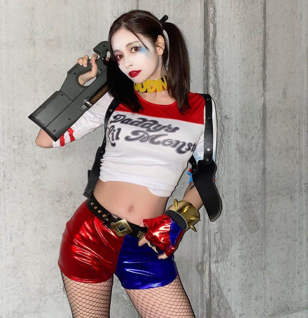 得あゆさんのインスタグラム写真 - (得あゆInstagram)「銃とゴルフどっち強そう？🔥 4枚目が1番似てるかな〜〜〜？！❤️💙 頑張って悪い顔して笑って撮った📸 #ハーレークイン #harleyquinn ・ ・ ・ ・ ・ ・ ・ ・ ・ ・ ・ ・ ・ ・ ・ ・ ・ ・ ・ #ハロウィン#ハロウィンコスプレ#ハロウィン仮装#ハロウィンパーティー#おうちハロウィン#コスプレ#コスチューム#仮装#衣装#撮影#インスタ映え#カボチャ#カメラ女子#アイシャドウ#ヘアアレンジ#アメリカ#ツインテール#キャラクター#映画#大人カジュアル#サバゲー#ブーツ#boots#harleyquinncosplay#americancomic#halloween#halloweencostume#halloweenmakeup」10月31日 22時57分 - tokuayu819