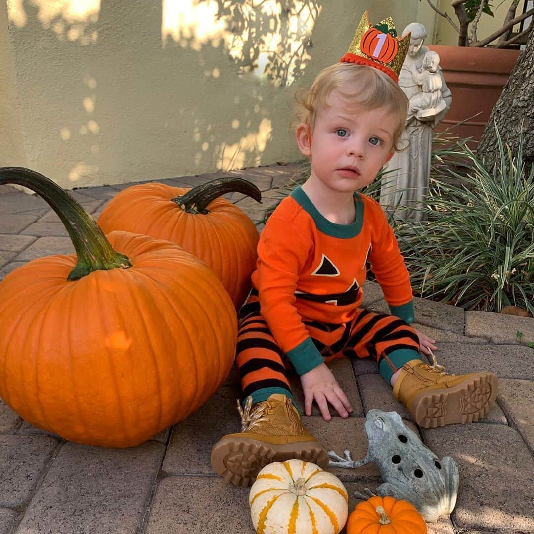 Anna Lylesさんのインスタグラム写真 - (Anna LylesInstagram)「Our little Halloween biscuit turns one today! Our chatty, sweet baby Augustus! We love you!!」10月31日 22時57分 - annag0ts