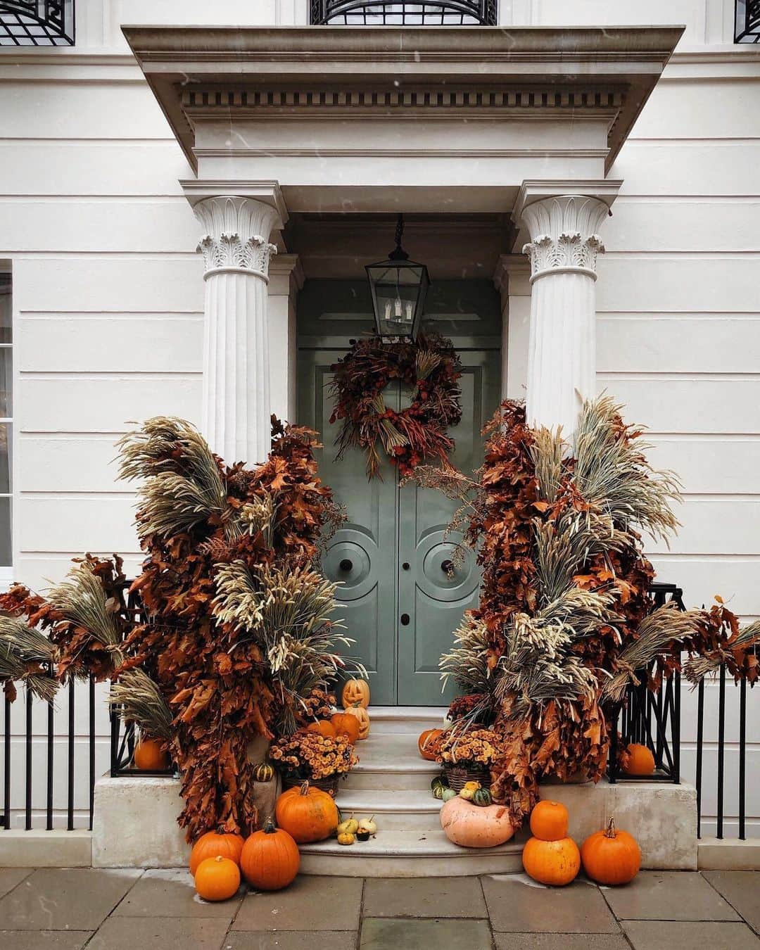 ELLE DECORさんのインスタグラム写真 - (ELLE DECORInstagram)「Happy Halloween! 👻🎃#regram 📸: @crazycatladyldn #Halloween」10月31日 23時01分 - elledecor