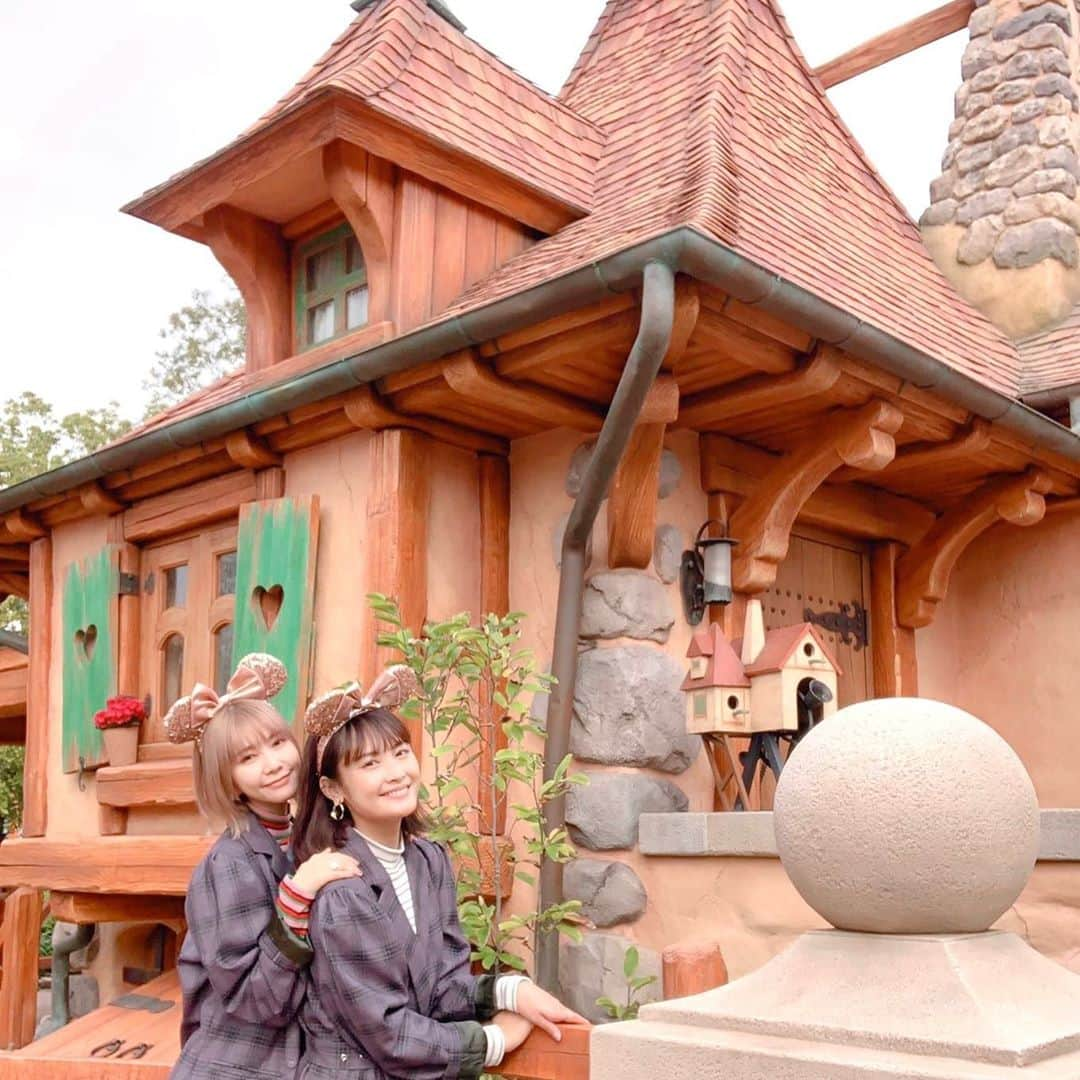 下垣真香のインスタグラム：「𓂃﻿ 待ちに待った、ディズニーランド 新エリア🏰💛🤍﻿ わくわくどきどきの世界観でした！﻿ ﻿ そして、なんと！！﻿ 美女と野獣 抽選当たって乗ることができました👏🏼﻿ すごく良かった！本当に感動する😭✨﻿ 最高のアトラクションでした！！﻿ ﻿ ベイマックスのハッピーライド めちゃめちゃ乗りたかったけど、﻿そちらは抽選はずれちゃいました…！﻿ またの機会に期待🙏🏼﻿ ﻿ ﻿ あと、安定のティポトルタとドナルドのおしりをモチーフにした肉まん食べたよ！﻿ 美味しかった💙﻿ ﻿ ﻿ #disney #disneyland #halloween #newarea #beautyandbeast #baymax ﻿ #ディズニー #ディズニーランド #ハロウィン #新エリア #美女と野獣 #ベイマックス」