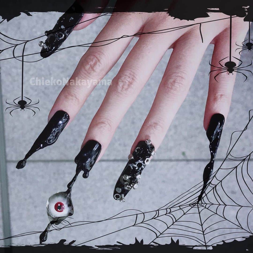 なかやまちえこのインスタグラム：「happy  Halloween🎃⠀ ⠀ #nail #nails #nailart #ネイル #美甲 #ネイルアート  #japanesenailart #manucure #japanesenails #manicurist #gelnails #أظافر #네일아트 #미용 #vẽmóng #ngườiđẹp  #เพ้นท์เล็บ #искусствоногтя #artedeuñas #เพ้นท์เล็บเจล #ジェルネイルデザイン #ネイルデザイン #senikuku #nagelkunst #Halloween #ハロウィン #Halloweennails #ハロウィンネイル」
