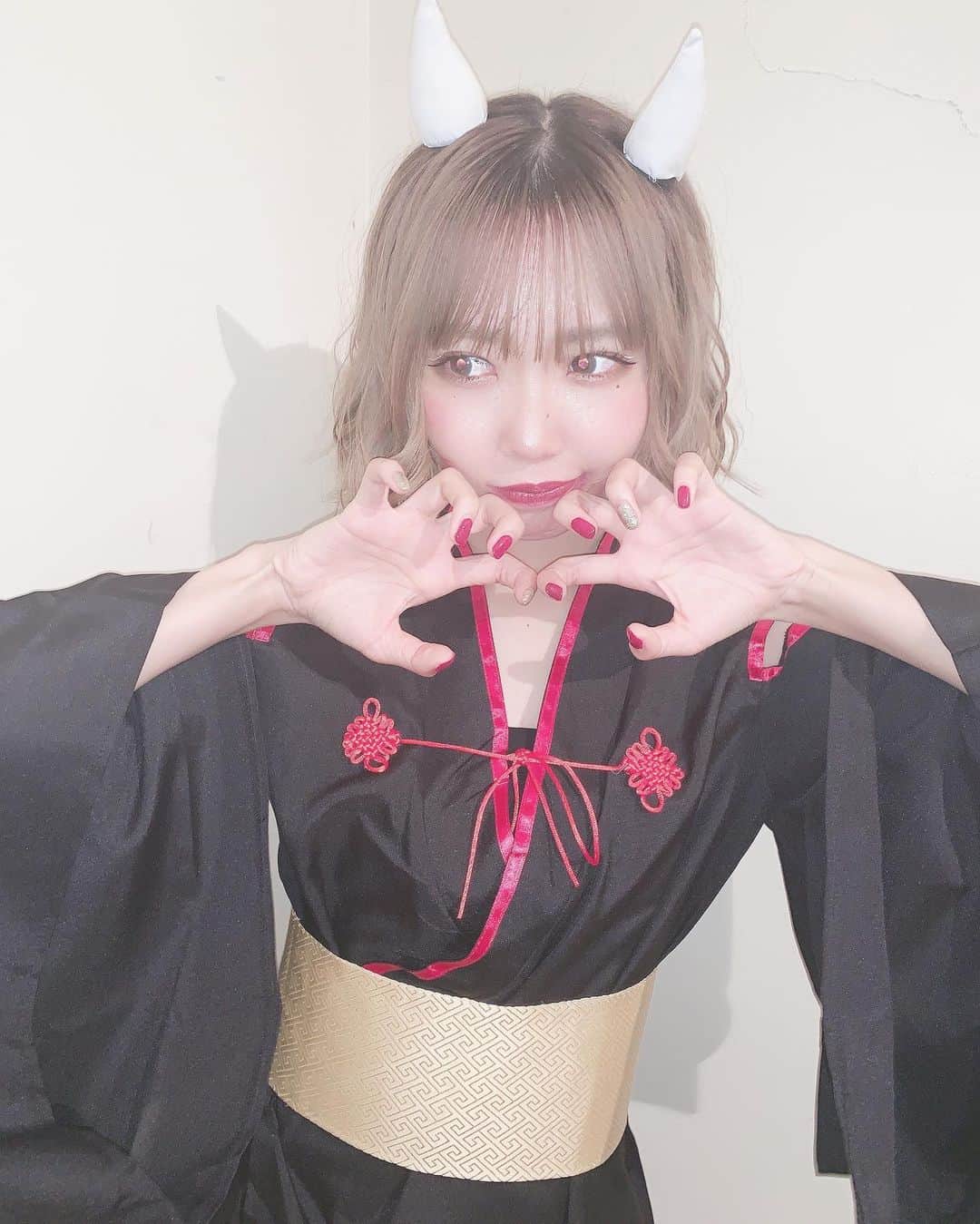 桑名利瑠のインスタグラム：「. . . Happy Halloween🎃 2020...10.31 . . . #halloween #halloweennight #halloweenmakeup #followforfollowback #followｍe #仮装 #ハロウィン #コスプレ #鬼 #ハロウィンコスプレ #makeup #make #ショートボブ #巻き髪 #photo #selfie #selca #today #ライブ #アイドル #instagood #instafashion #instalike #instadaily #和風 #和」