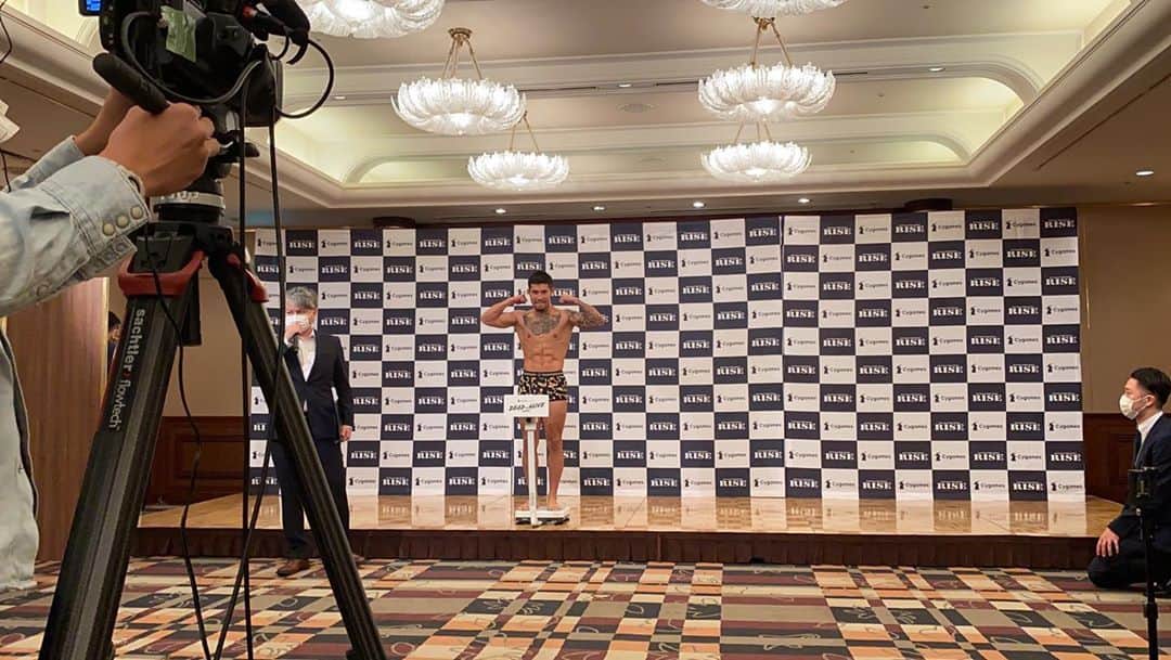 中村寛のインスタグラム：「準備は整った . 一年半前にエディオンで付いた汚れはエディオンで洗わんとな . 野生の人獣がやっと適正で復活。 試合お楽しみに🔥 . 一年半自分と戦ってきたもの 会場と画面越しのみんなに伝える . . . #格闘技 #キックボクシング  #kickboxing #rise #deep #rizin  #計量 #abematv #abema  #試合まで残り1日  . .」