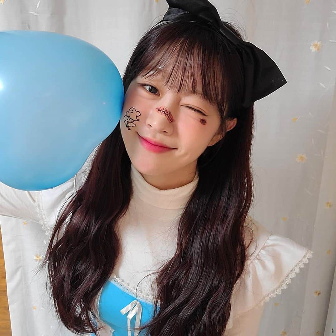 ユジョンのインスタグラム：「오늘 청년의날 축제 라떼가있어 든든한 무대라 좋았어요 ㅠㅠ 들어와서 집에서 조촐하고 소박한 할로윈잔치.. 헿 ♡ 모두들 건강한 해피 핼러윈 보내시길 !! 잘자요 모두 ♡♡」