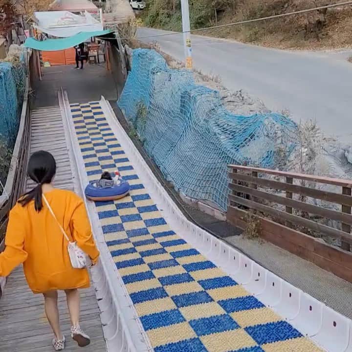 シン・ジスのインスタグラム：「어차피 낳을거 20대에 낳을걸 진짜 밤새 매일 놀아도 끄떡없던 시절 애를 키웠어야했다 아가는 체력이 태릉인 (내 웃음소리 영혼없이 미침)」