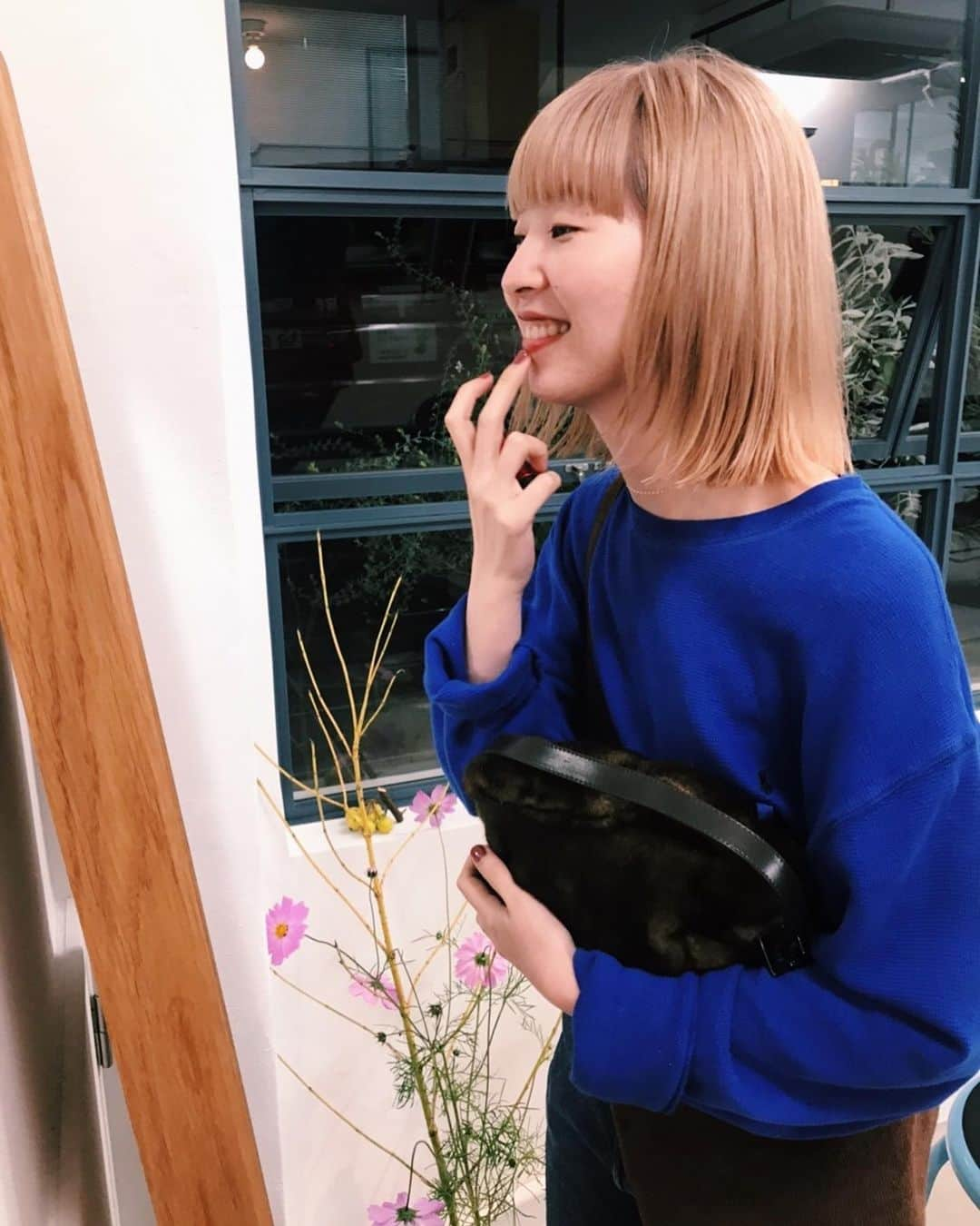 ユウキさんのインスタグラム写真 - (ユウキInstagram)「すごいたのしそう🤣💕 new hair style 🤍 thx @minahonda 🤍 #blondehair」10月31日 23時14分 - yuukichan2