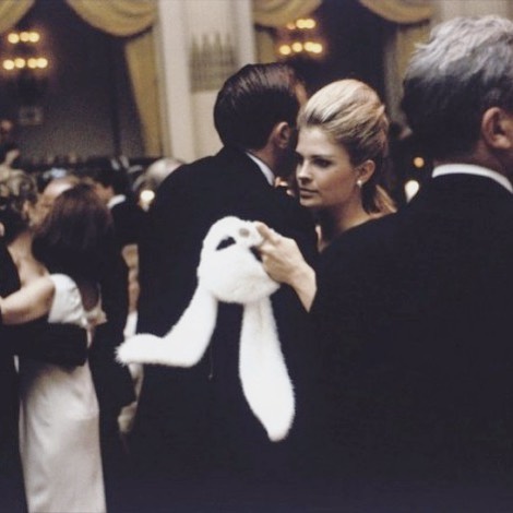 ホルストンのインスタグラム：「Happy Halloween 🌙⁠⠀ ⁠⠀ Candice Bergen wears a #Halston mask to Truman Capote's Black and White Ball, 1966.」